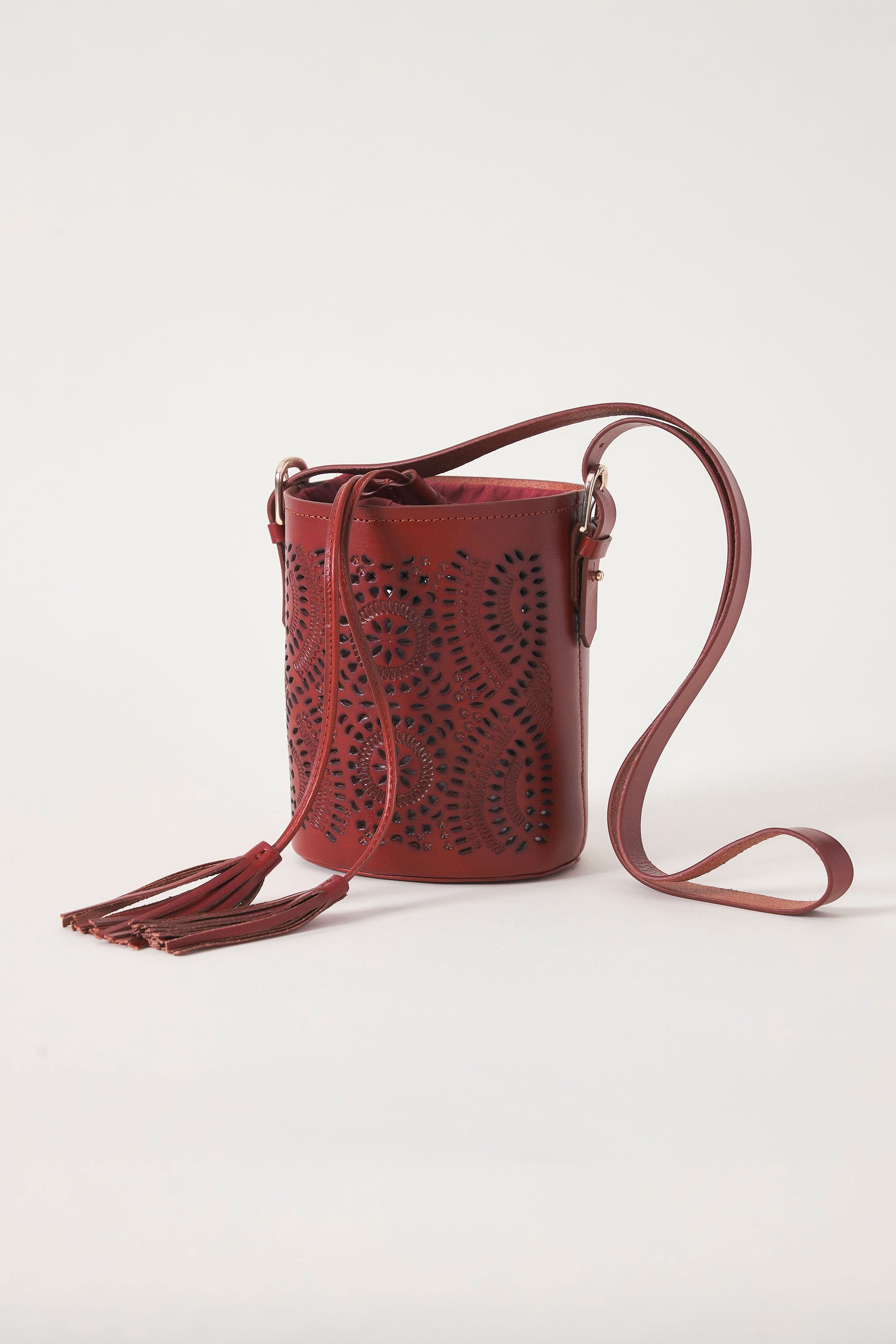 Petit sac seau en cuir ajouré façon dentelle Galy