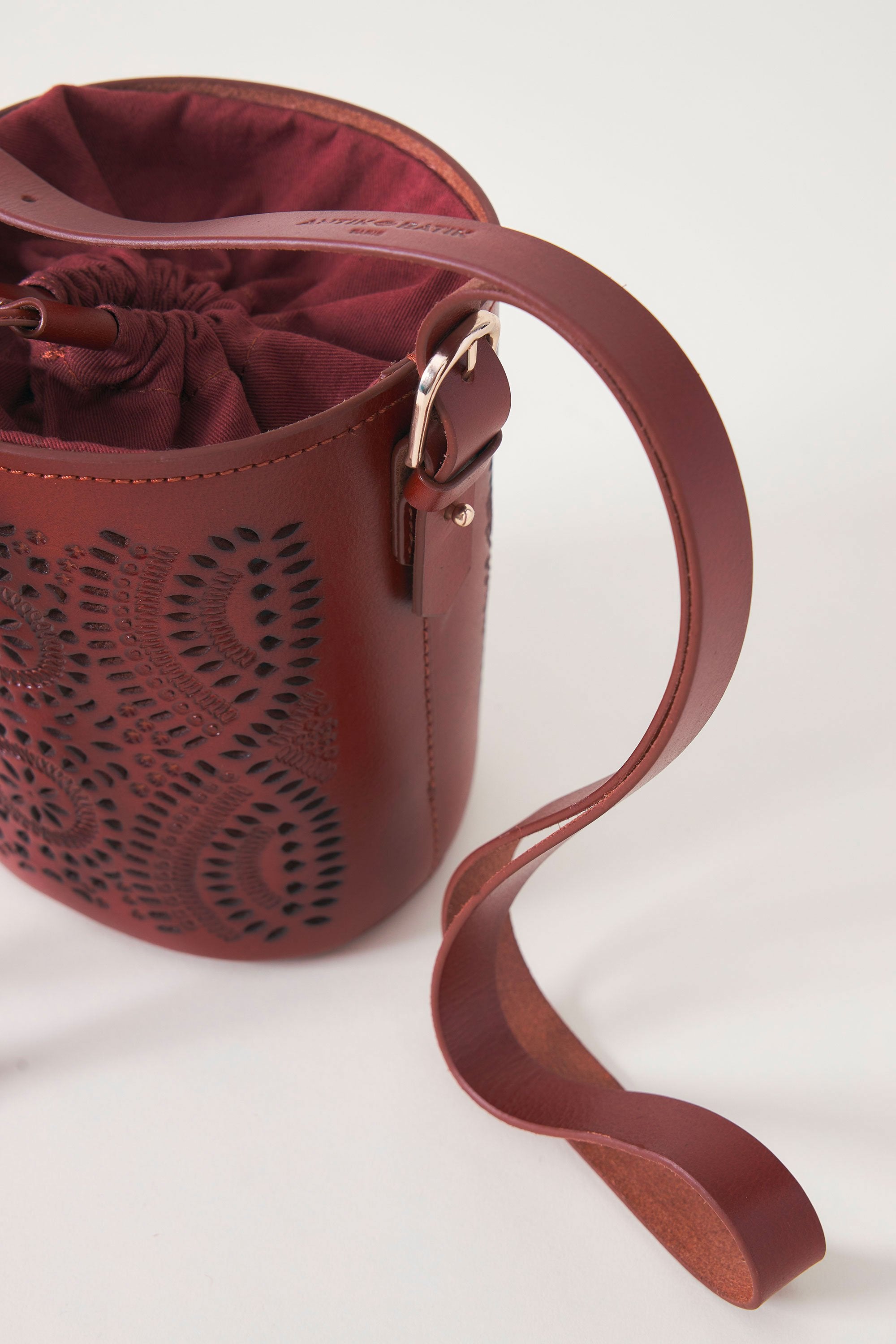 Petit sac seau en cuir ajouré façon dentelle Galy