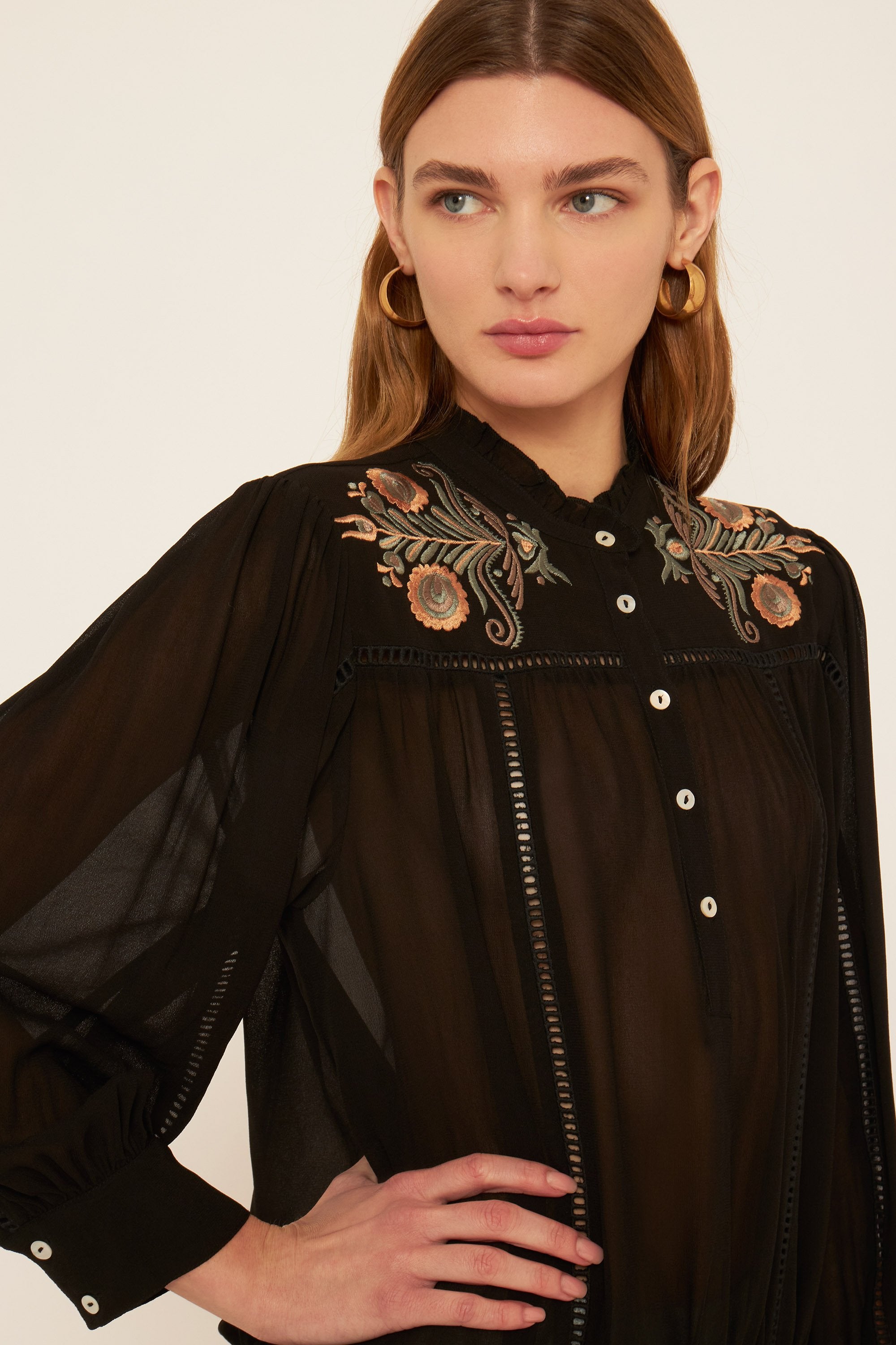 Robe courte brodée Igor