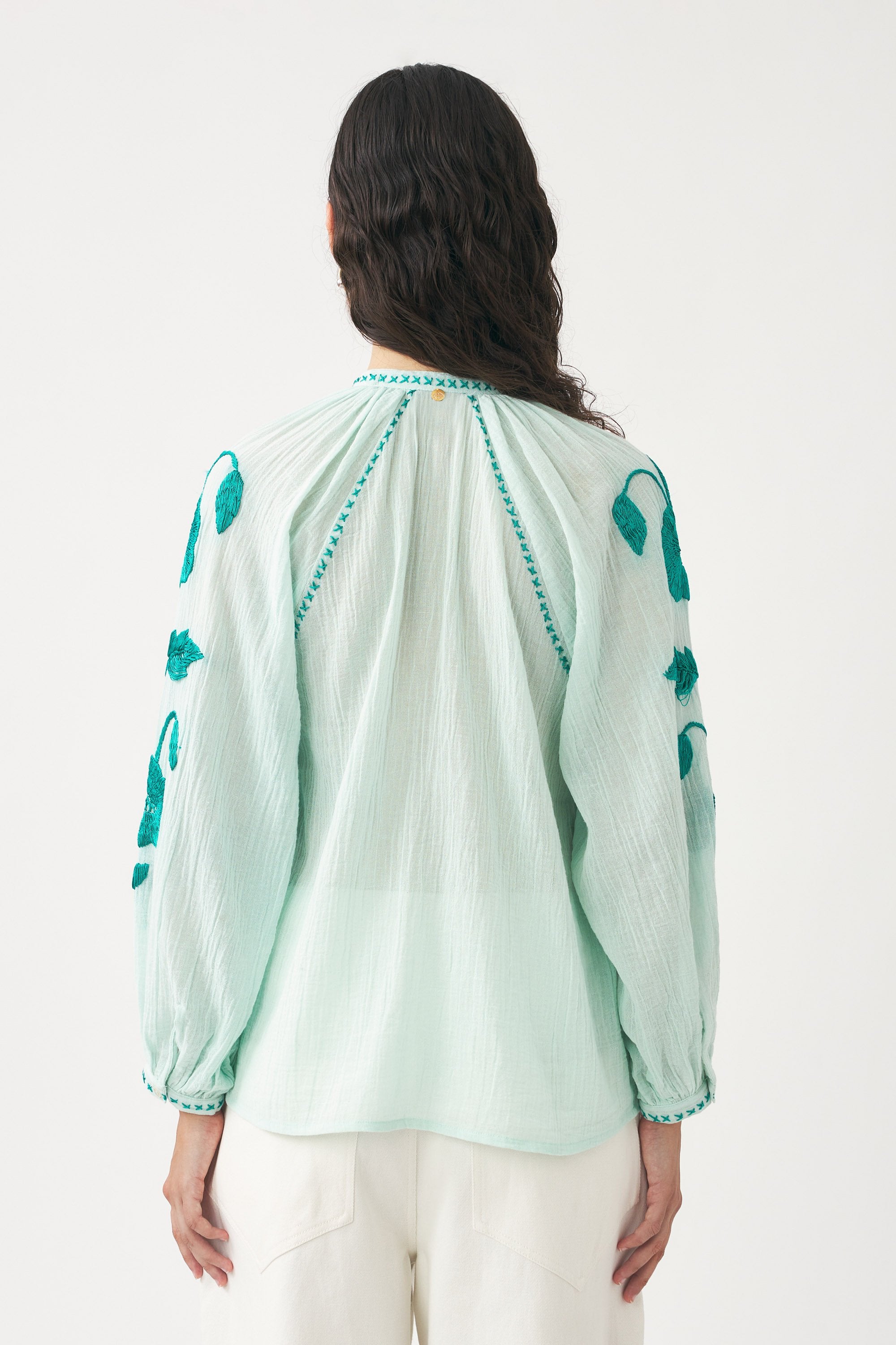 Bluse mit handgearbeiteter Stickerei aus Seidengarn Ila