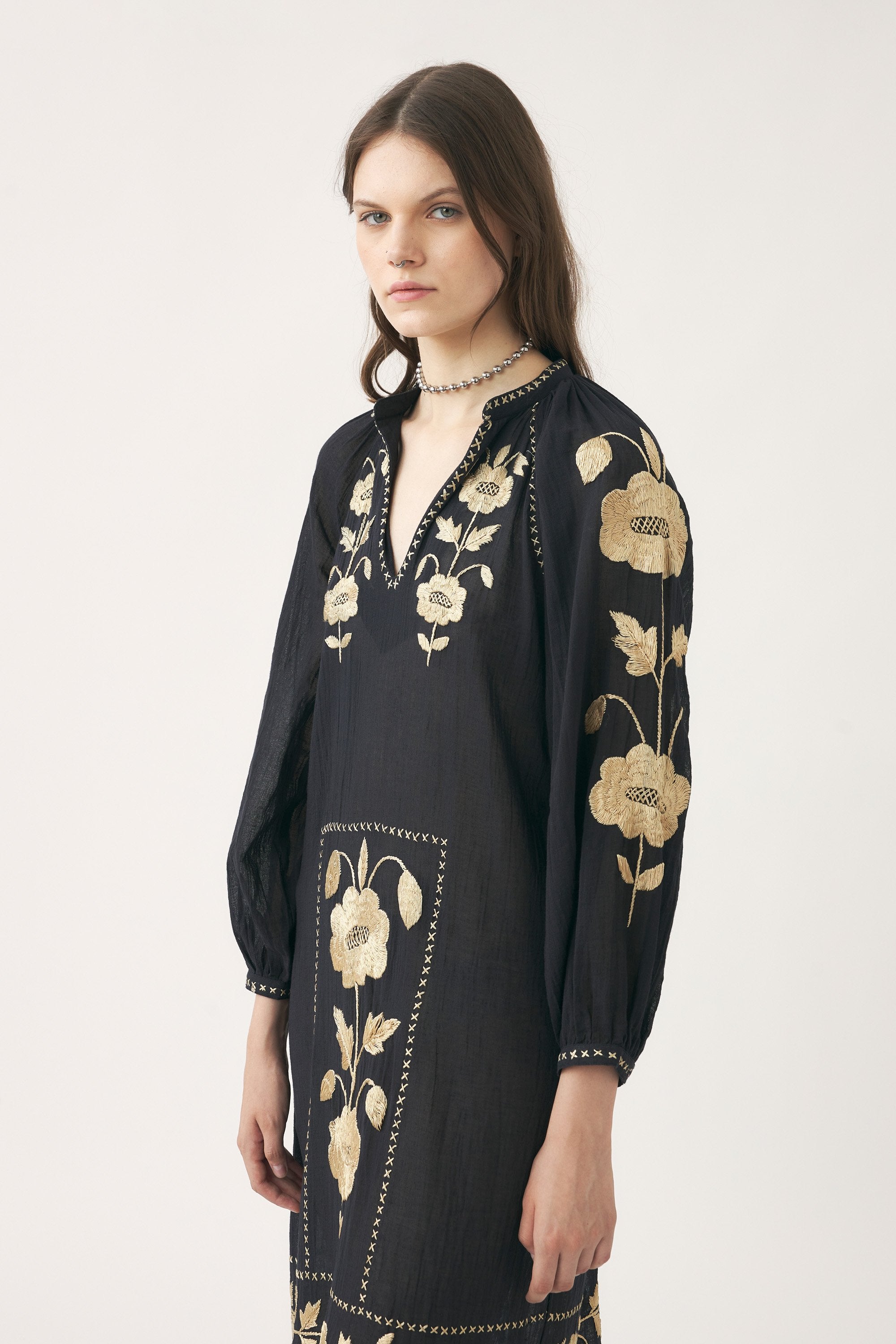Robe avec détails en soie brodés à la main Ila