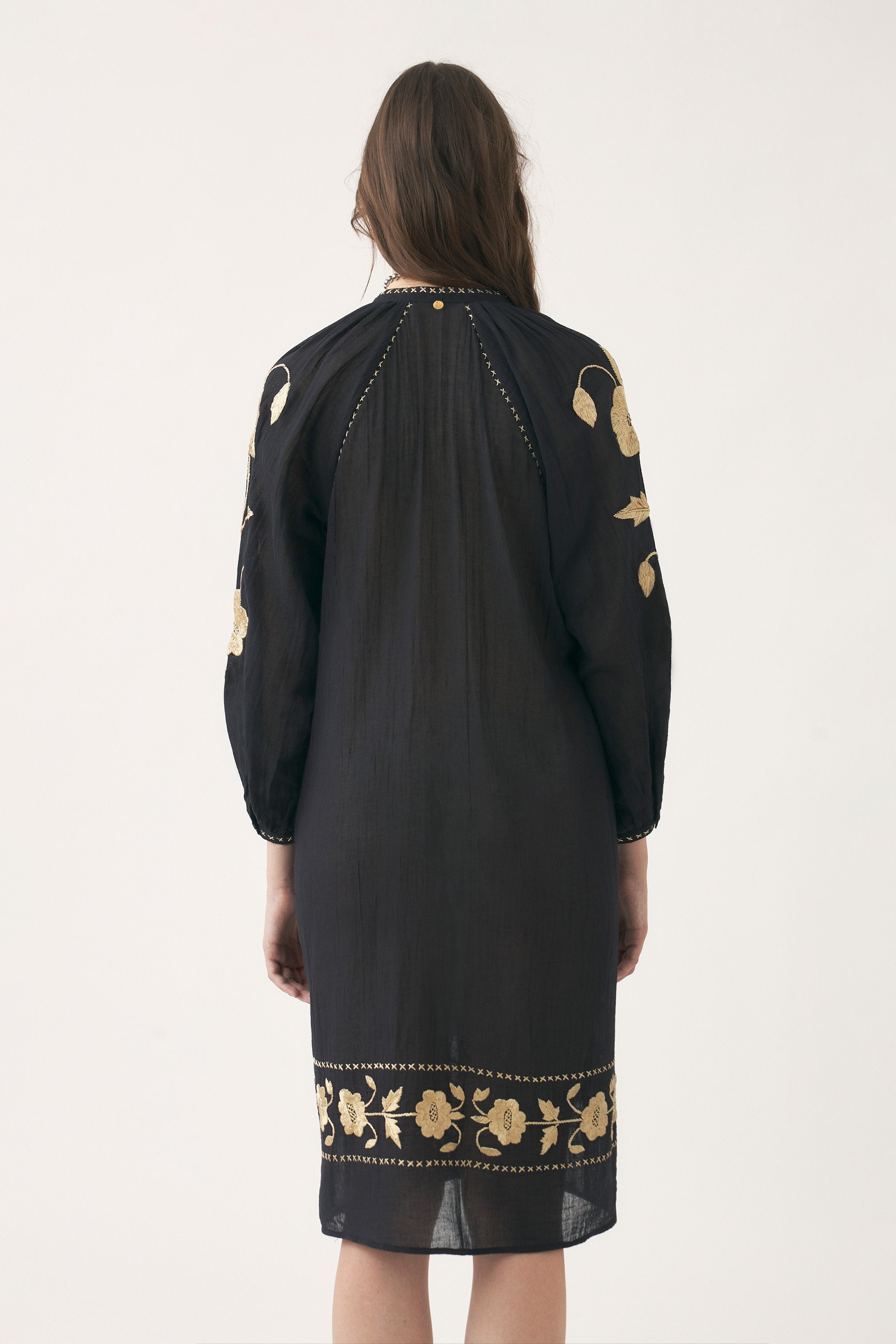 Robe avec détails en soie brodés à la main Ila