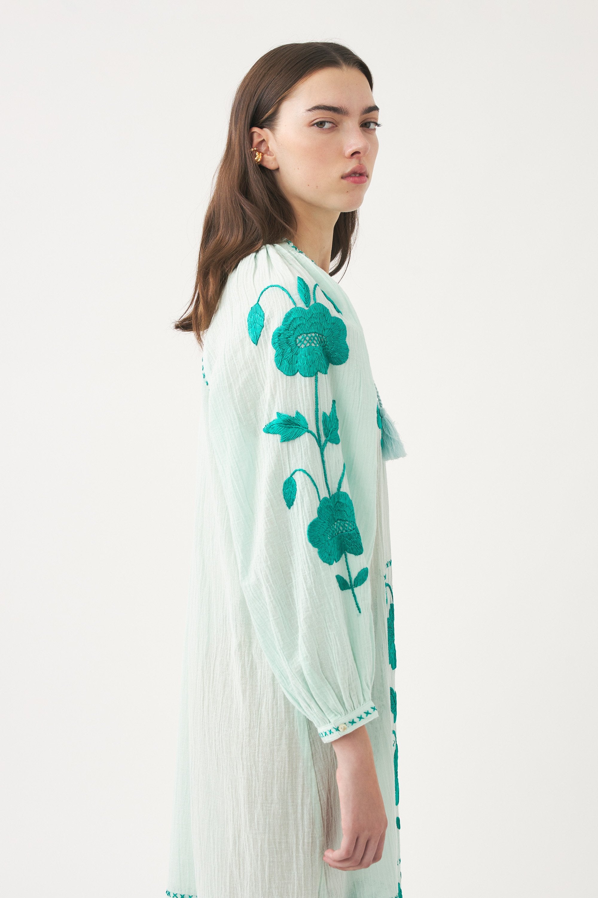 Robe avec détails en soie brodés à la main Ila