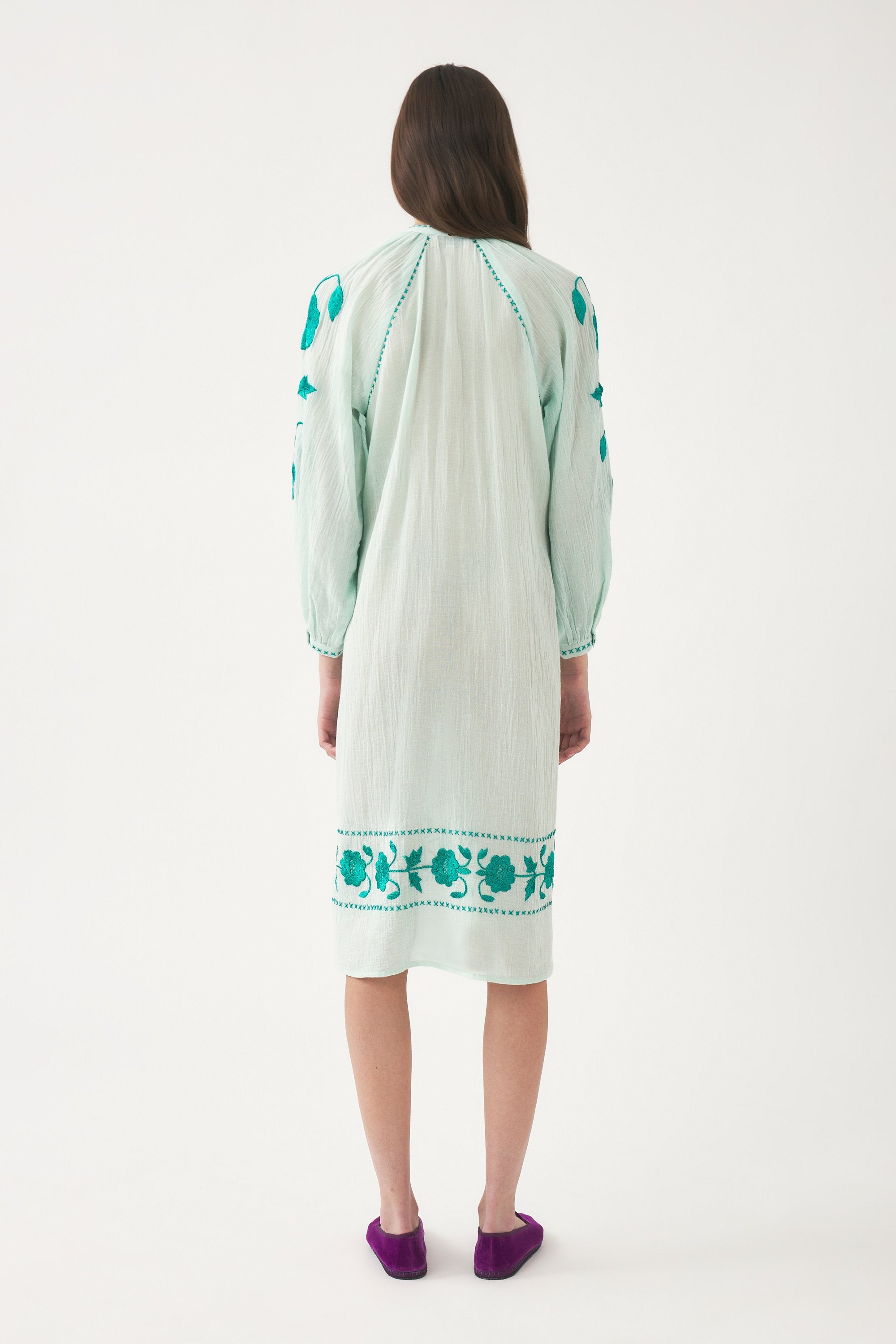 Robe avec détails en soie brodés à la main Ila
