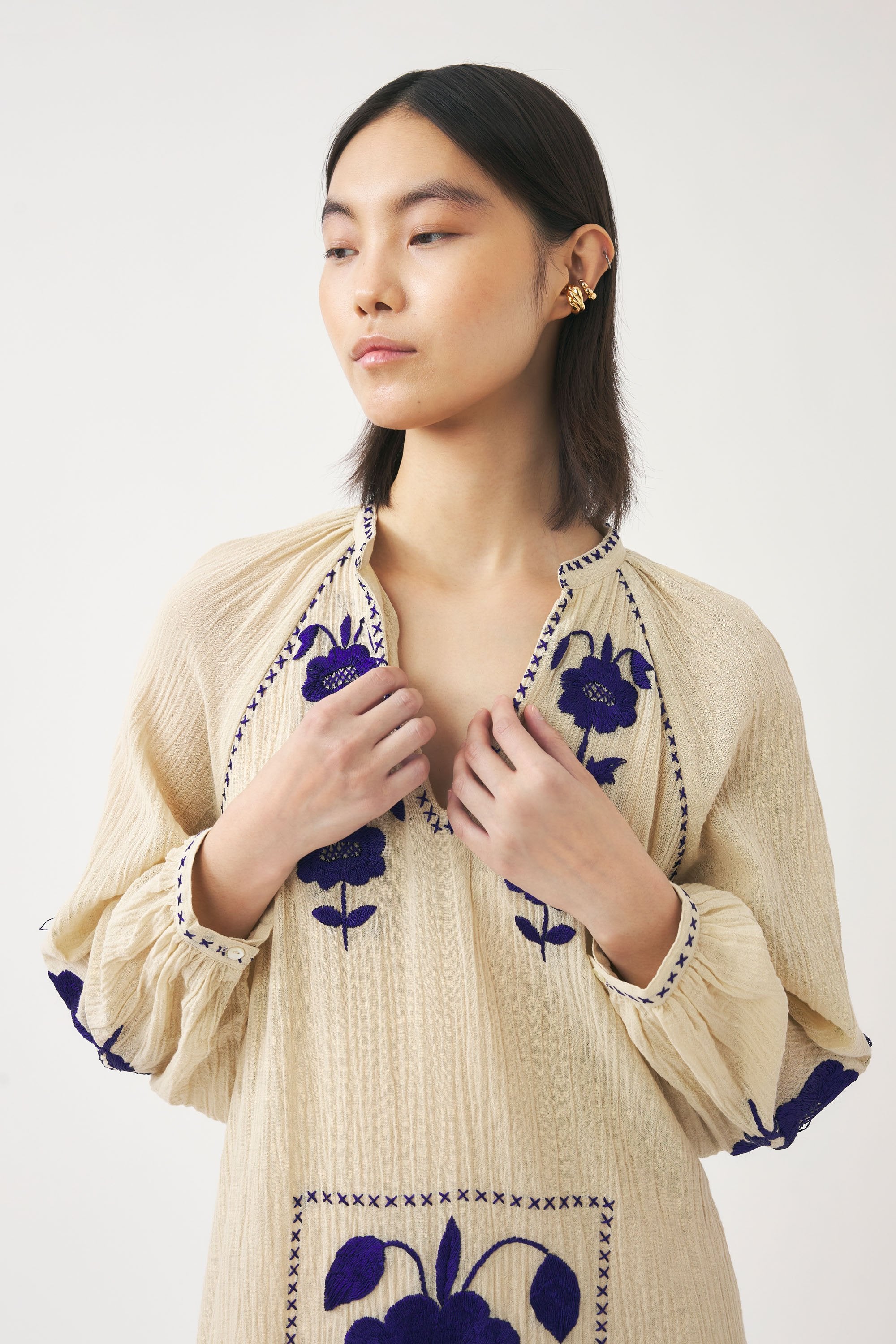 Robe avec détails en soie brodés à la main Ila