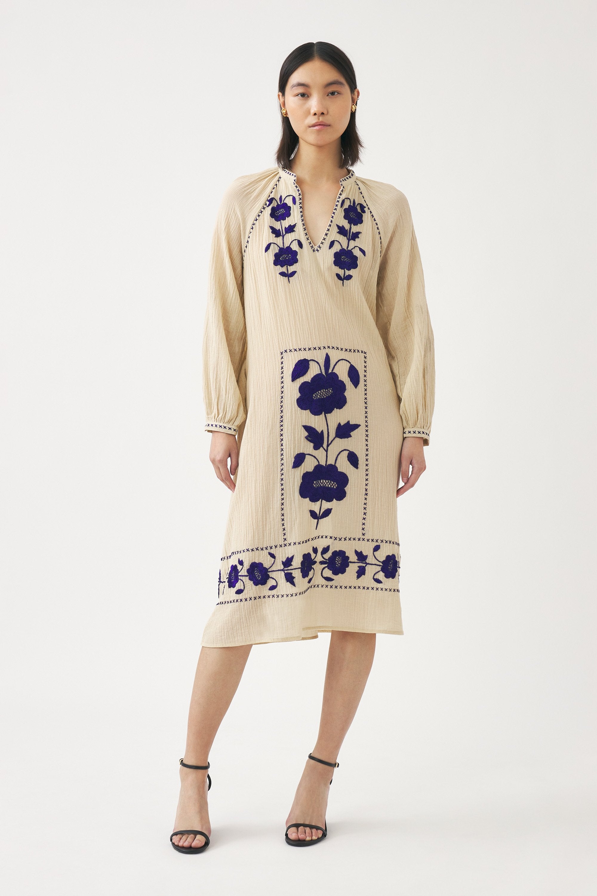 Robe avec détails en soie brodés à la main Ila
