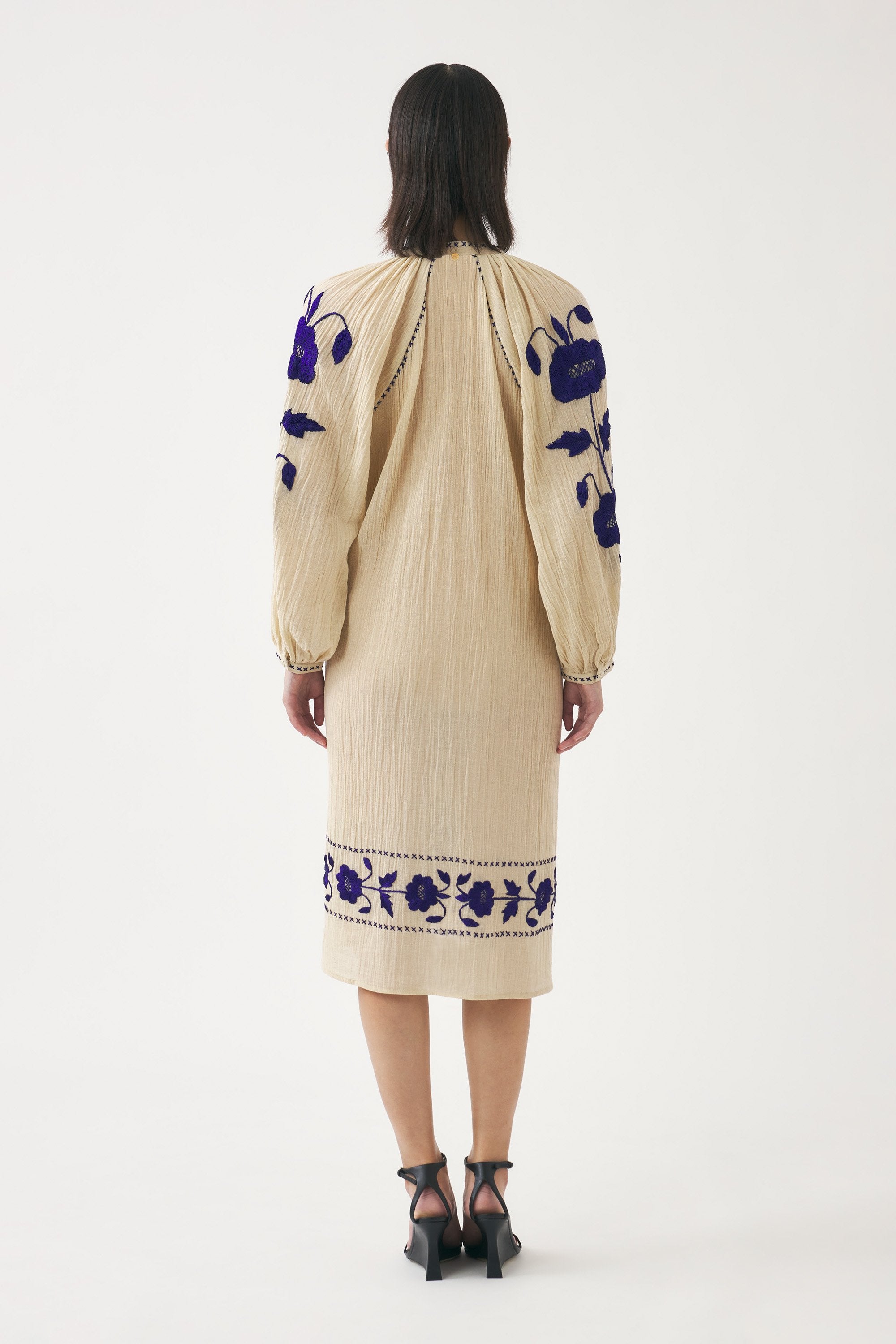 Robe avec détails en soie brodés à la main Ila