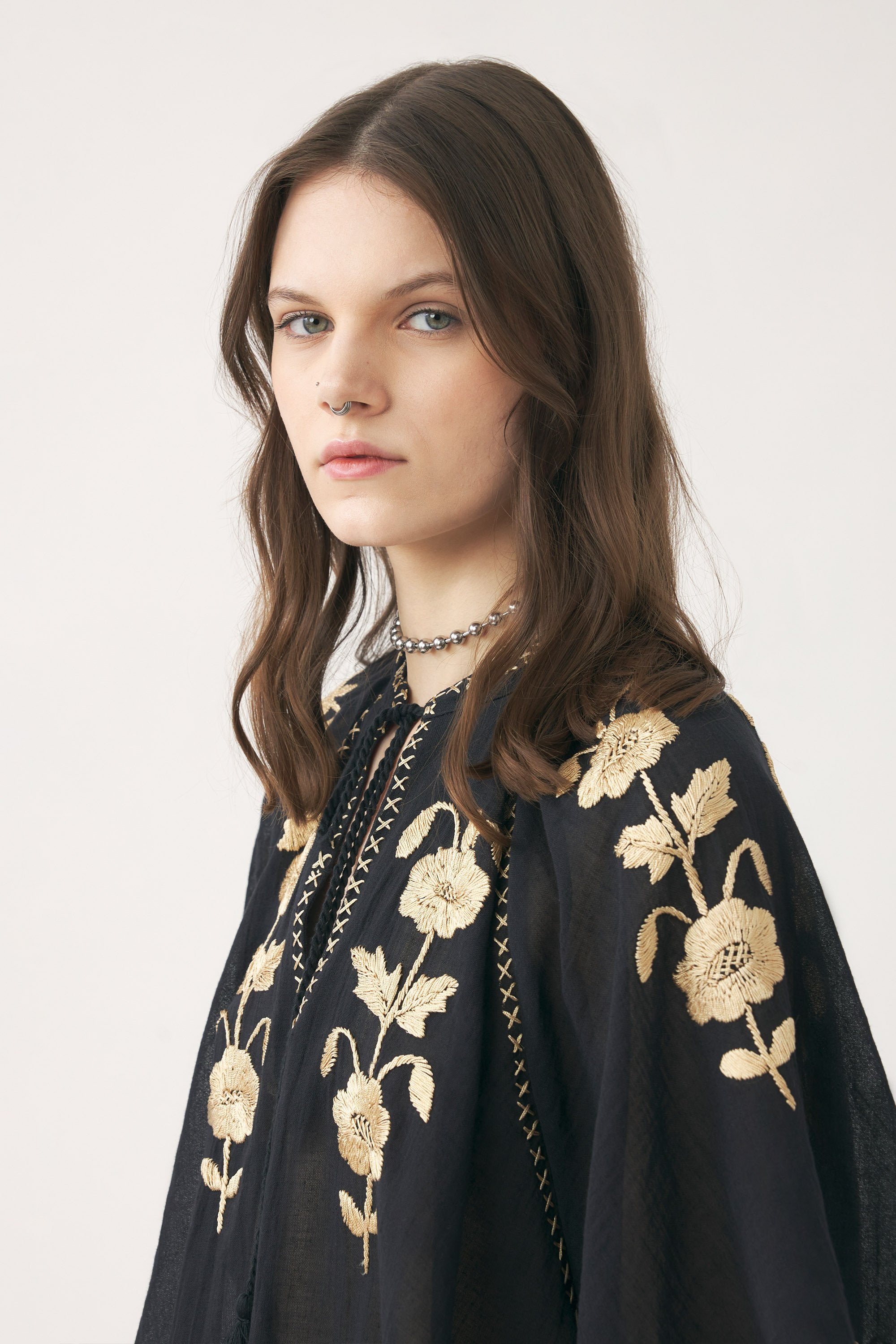 Mini kaftan hand-embroidered with silk Ila