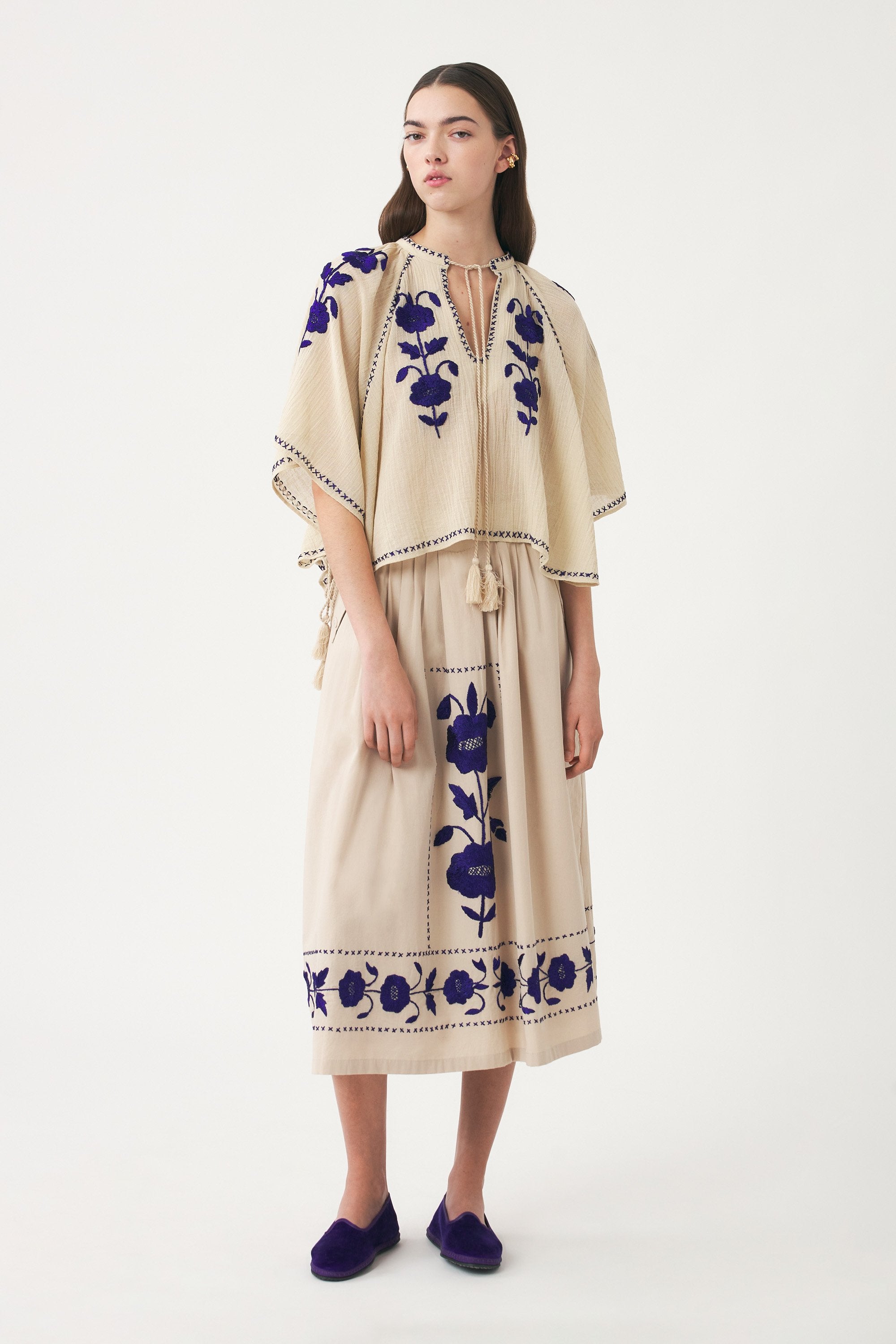 Von Hand mit Seidengarn bestickter Mini-Kaftan Ila