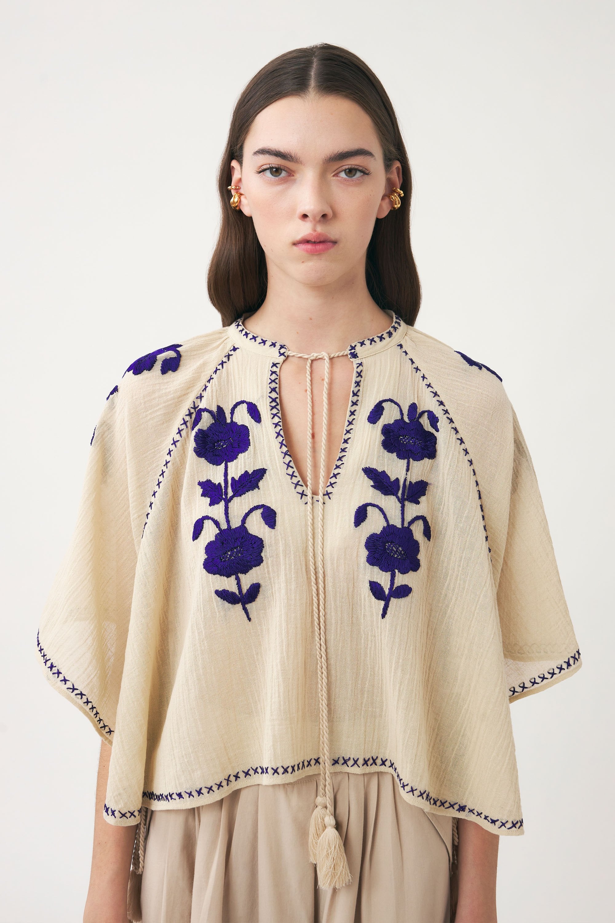 Von Hand mit Seidengarn bestickter Mini-Kaftan Ila