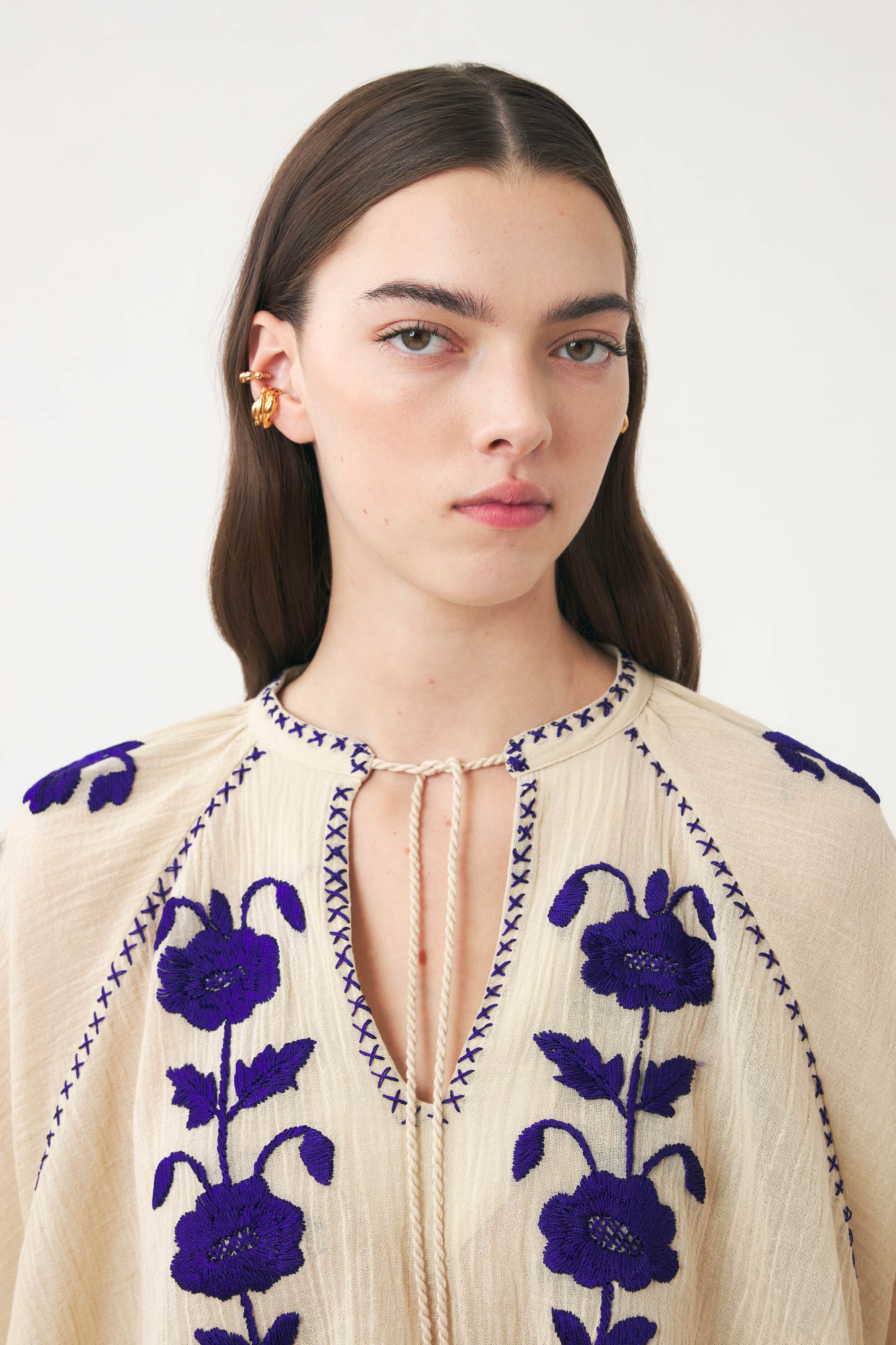 Von Hand mit Seidengarn bestickter Mini-Kaftan Ila