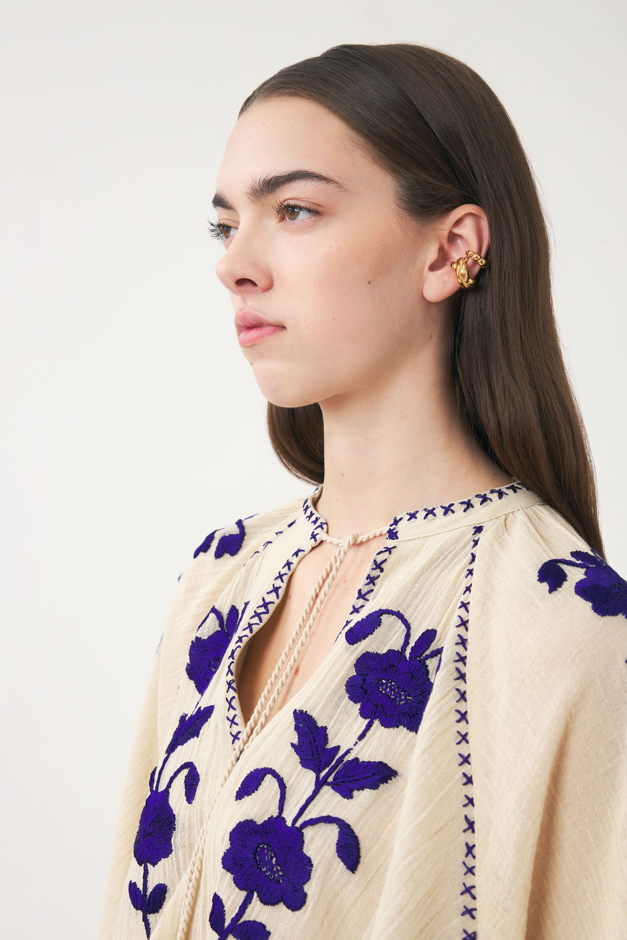 Von Hand mit Seidengarn bestickter Mini-Kaftan Ila