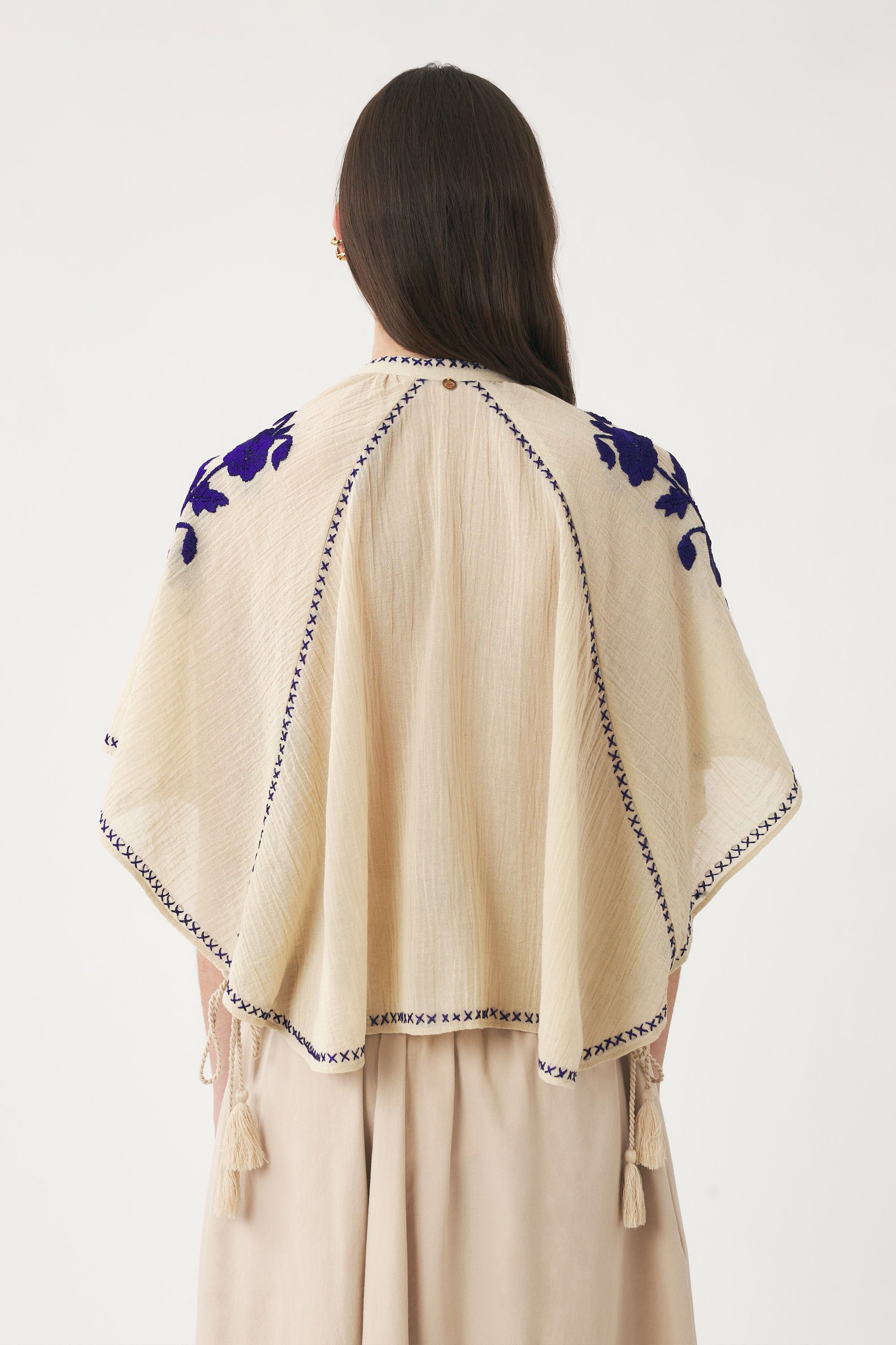 Von Hand mit Seidengarn bestickter Mini-Kaftan Ila