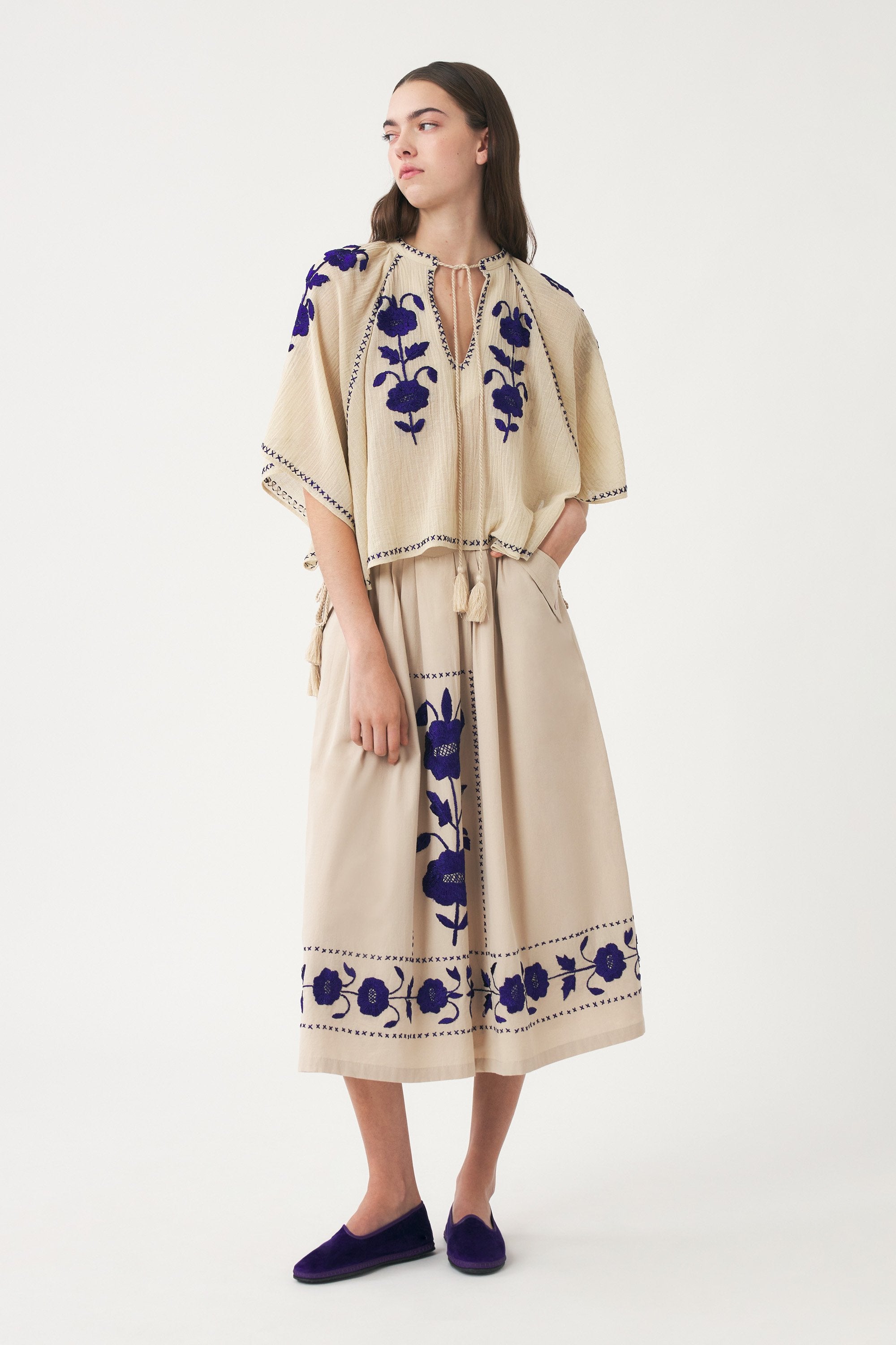 Von Hand mit Seidengarn bestickter Mini-Kaftan Ila