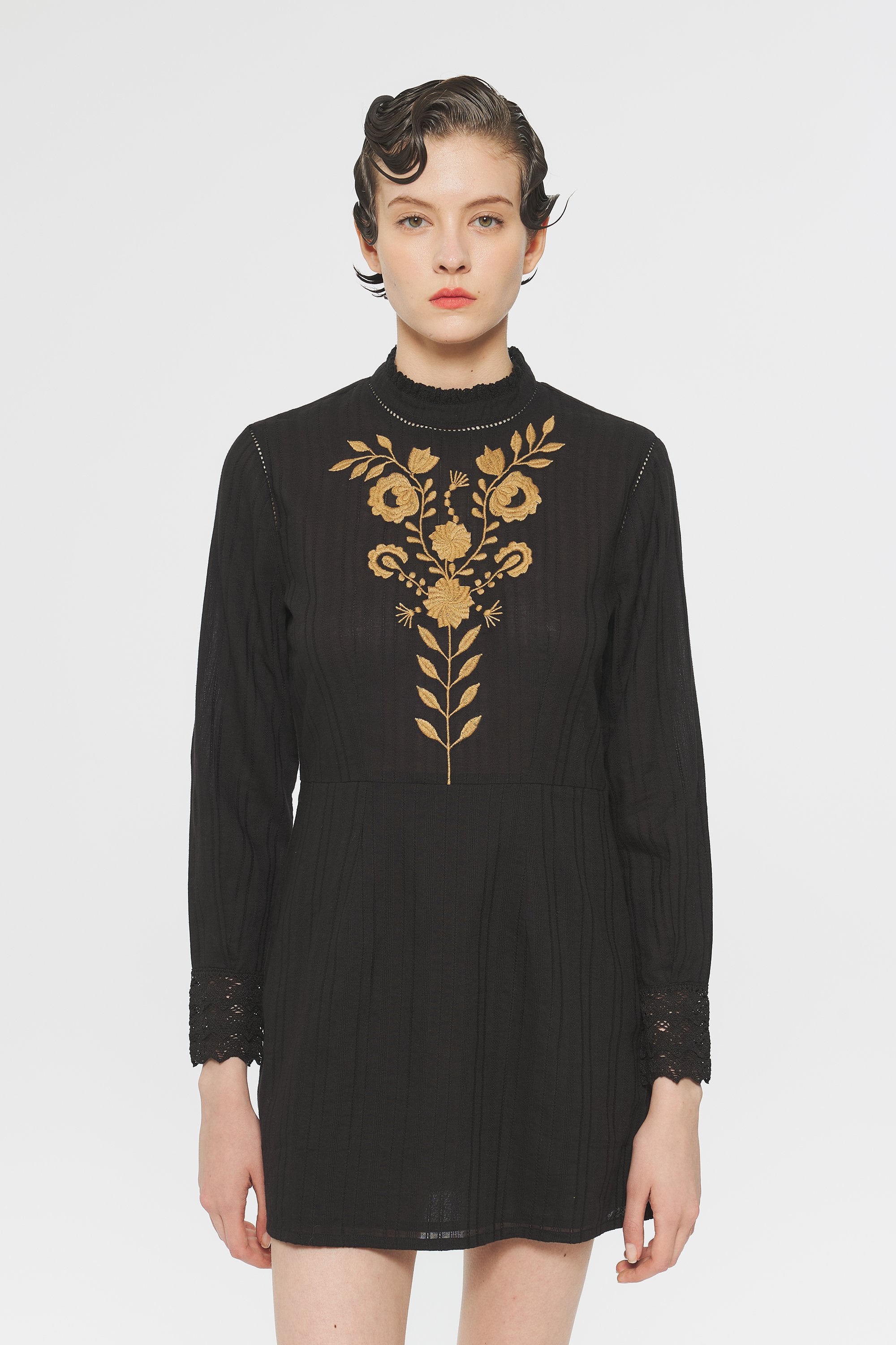 Robe courte brodée Kiss