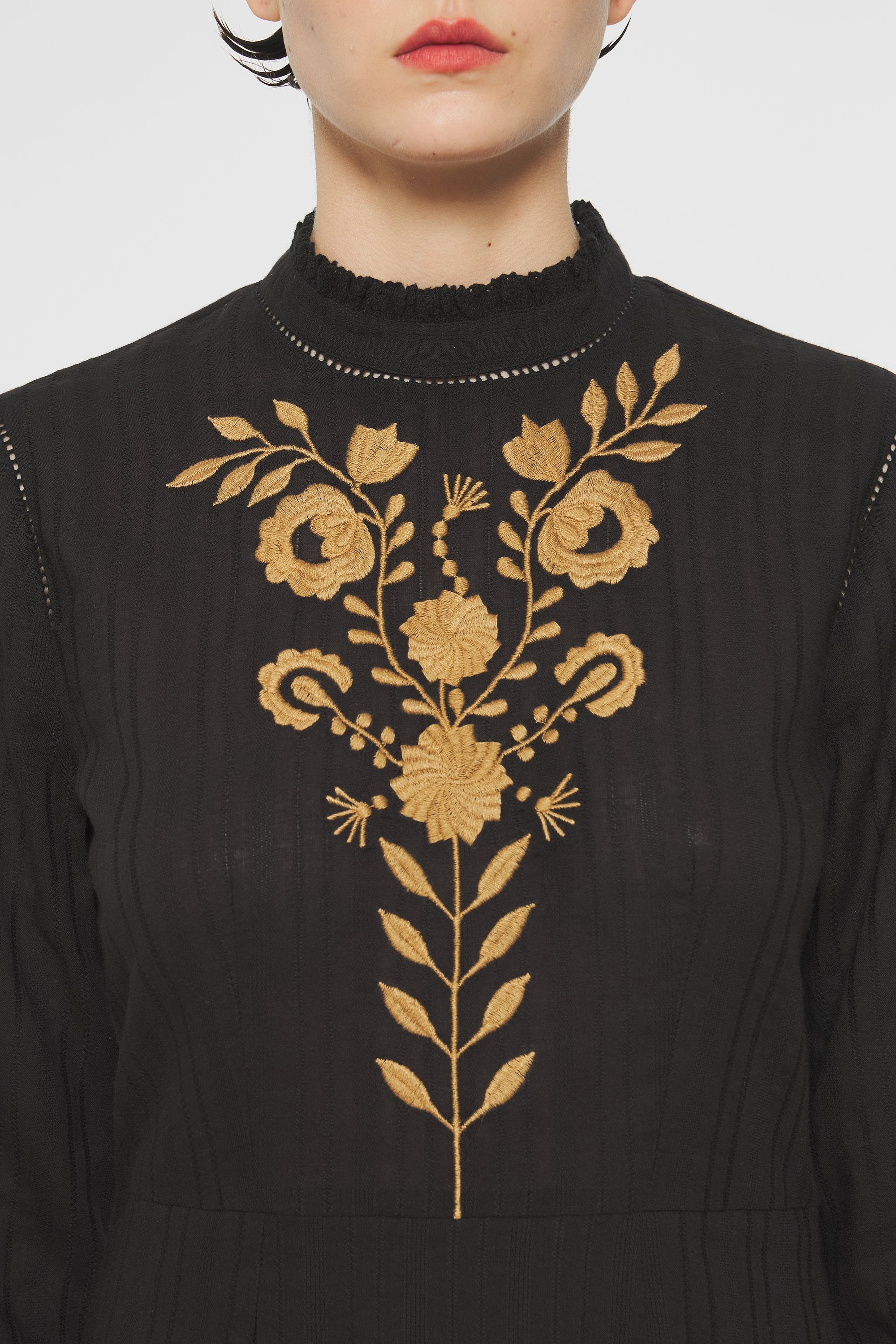 Robe courte brodée Kiss