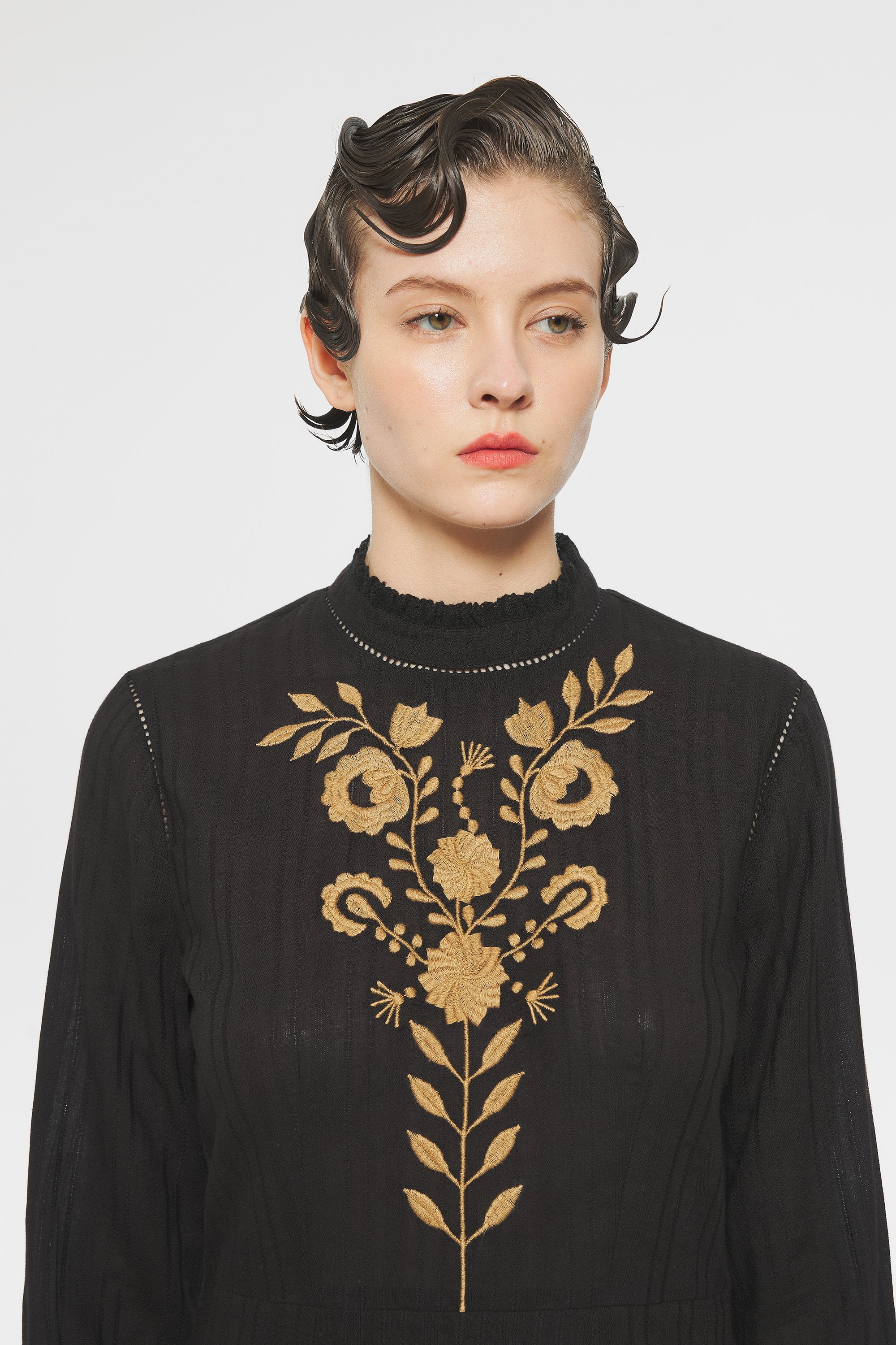 Robe courte brodée Kiss