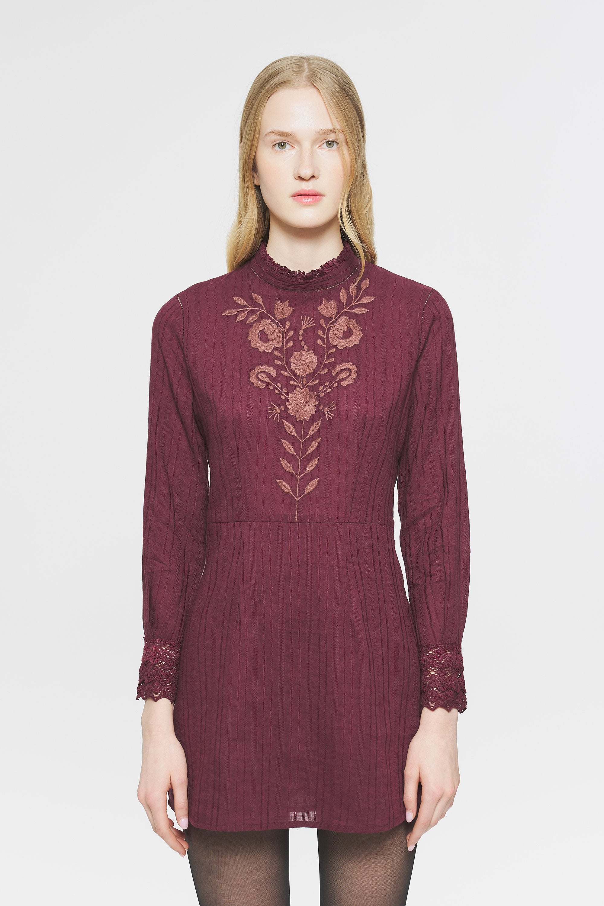 Mini-robe brodée Kiss
