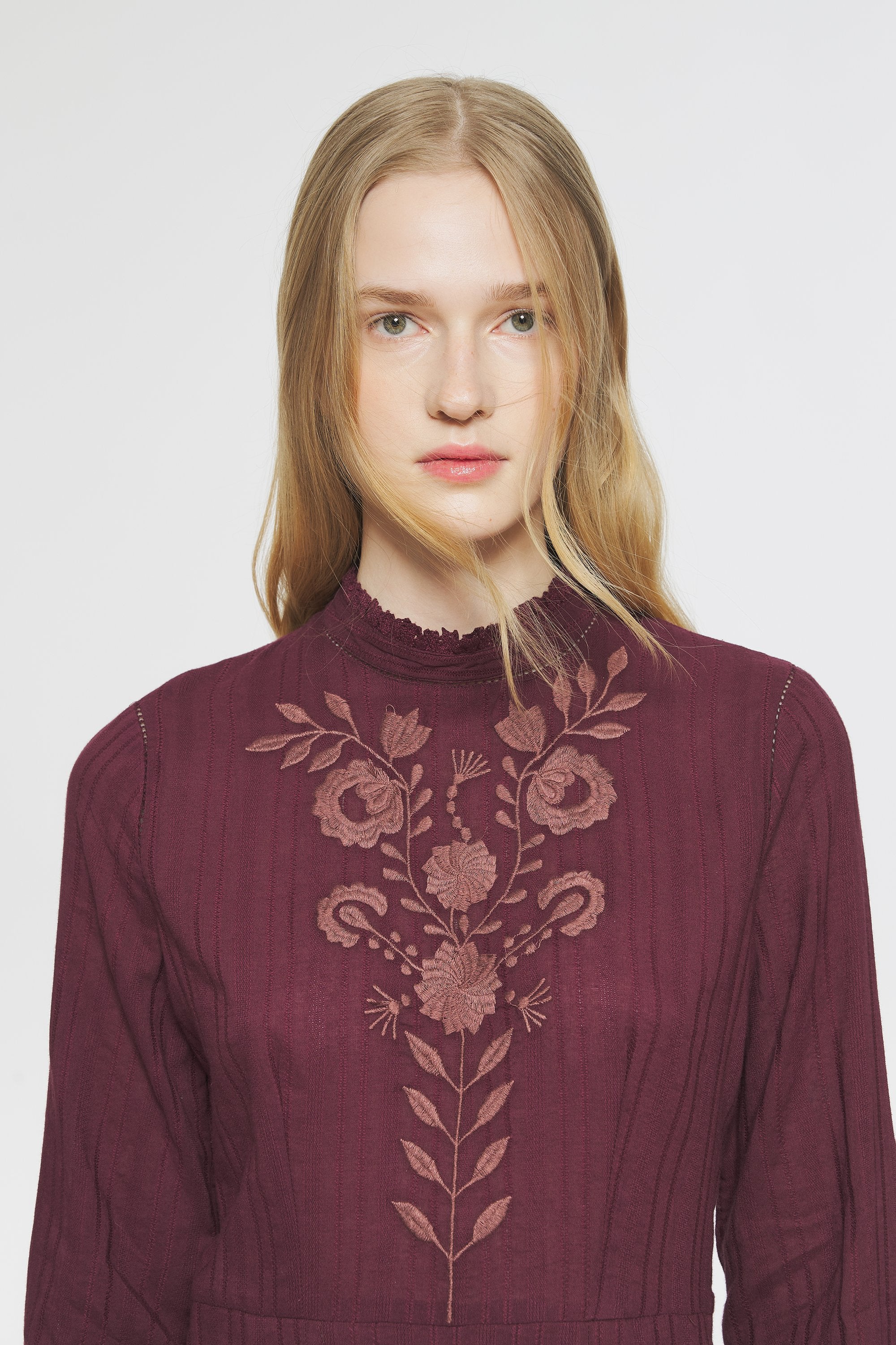 Robe courte brodée Kiss