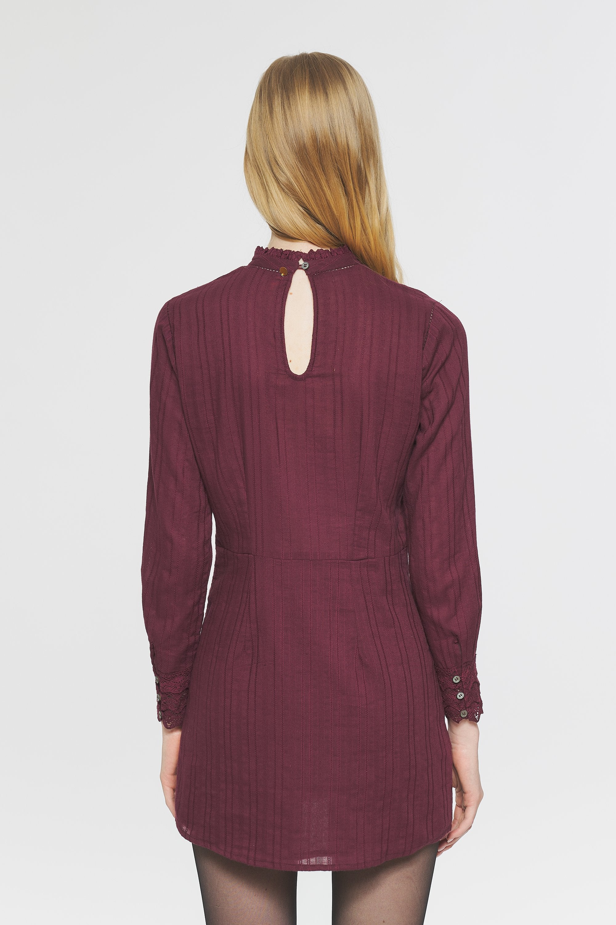 Robe courte brodée Kiss