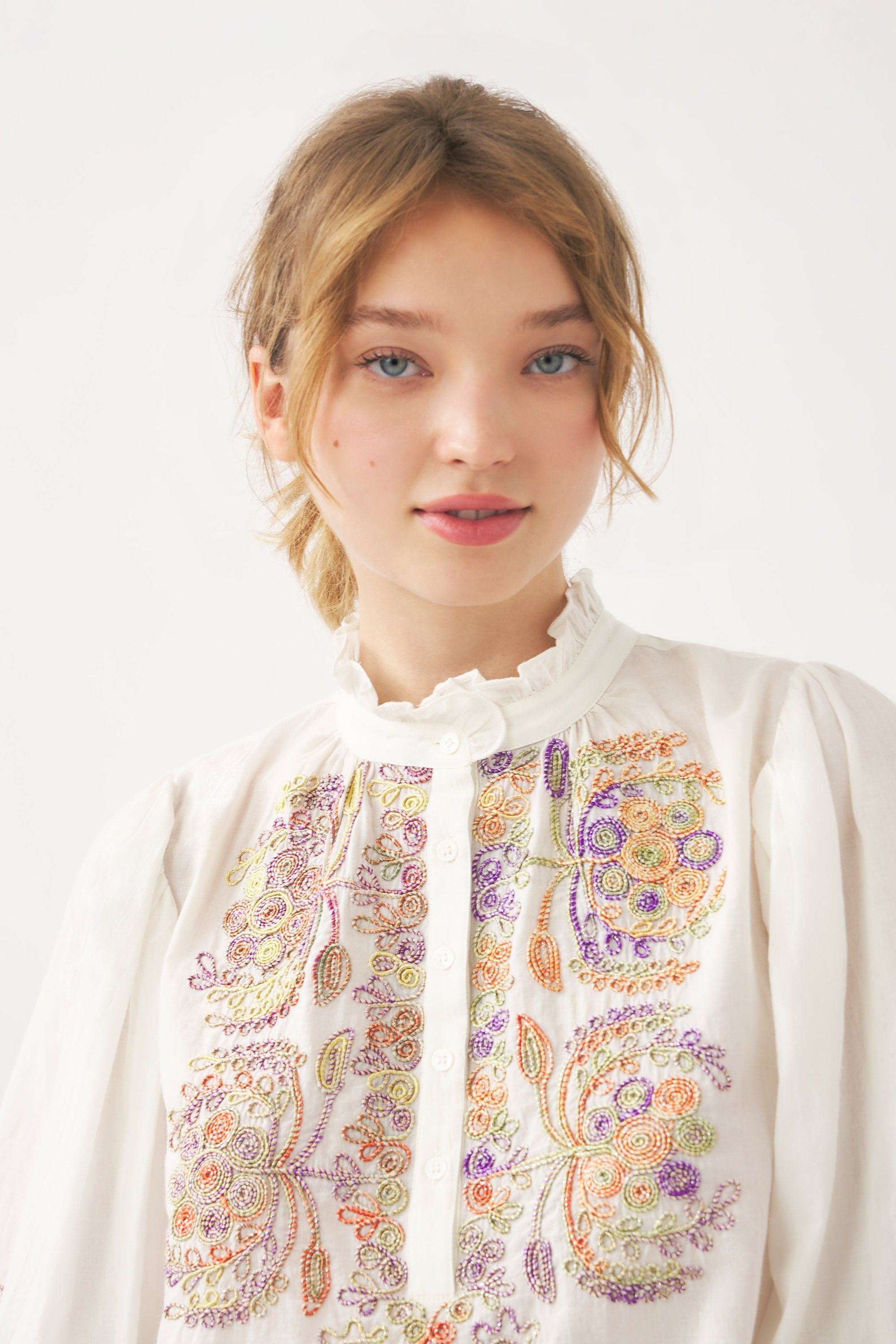 Blusa ricamata a mano Neil