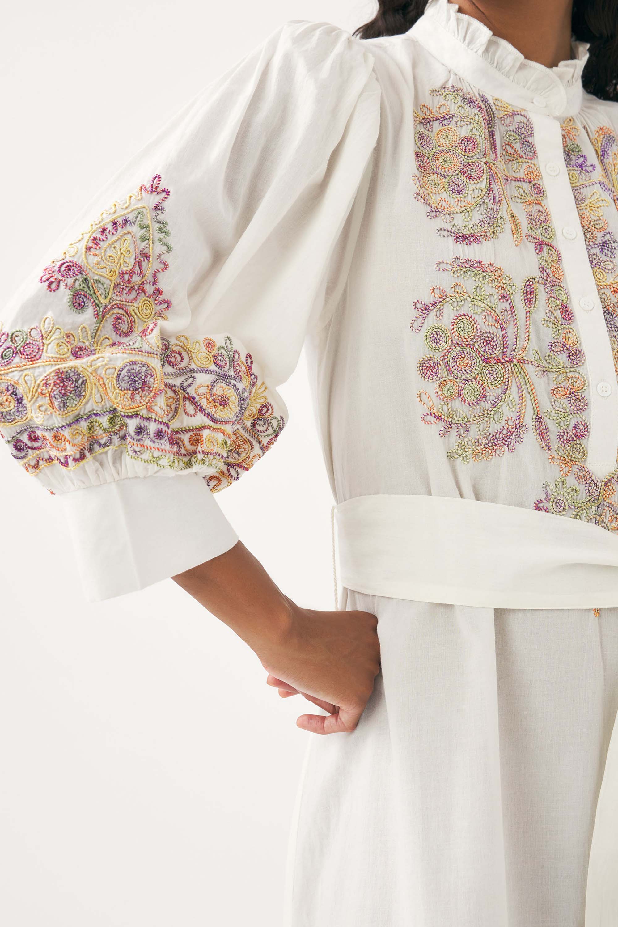 Langes in Handarbeit besticktes Kleid Neil