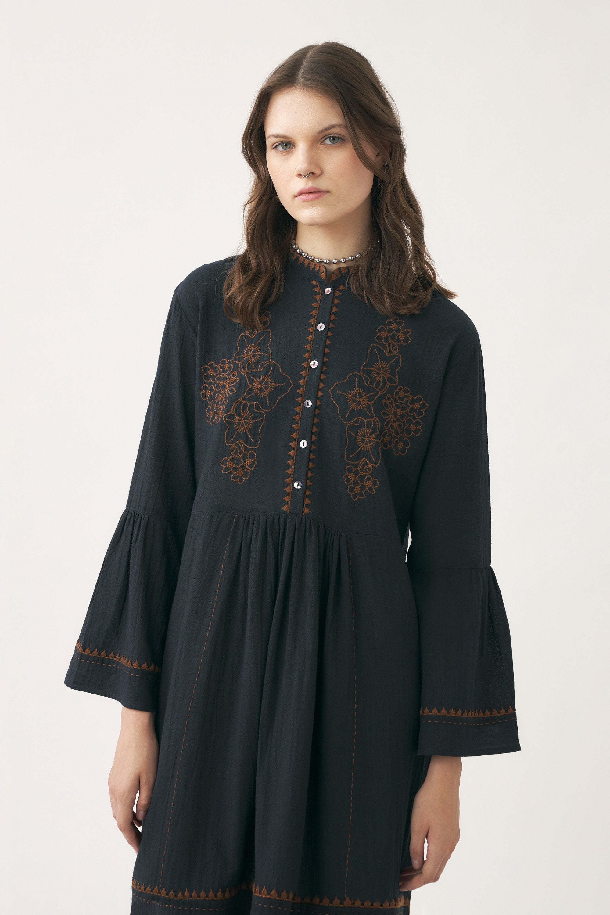 Vestido de lino bordado a mano Cindy