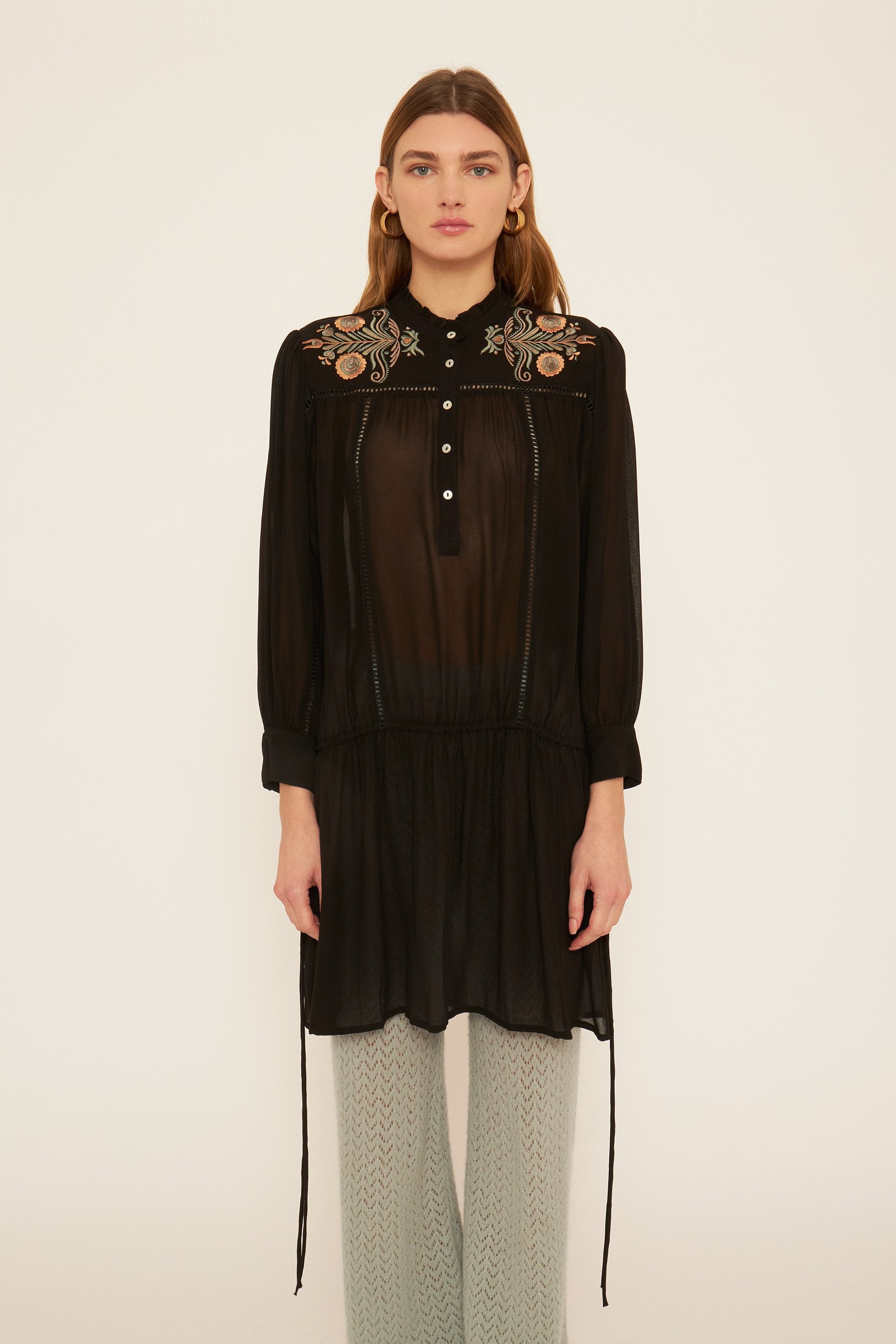 Robe courte brodée Igor