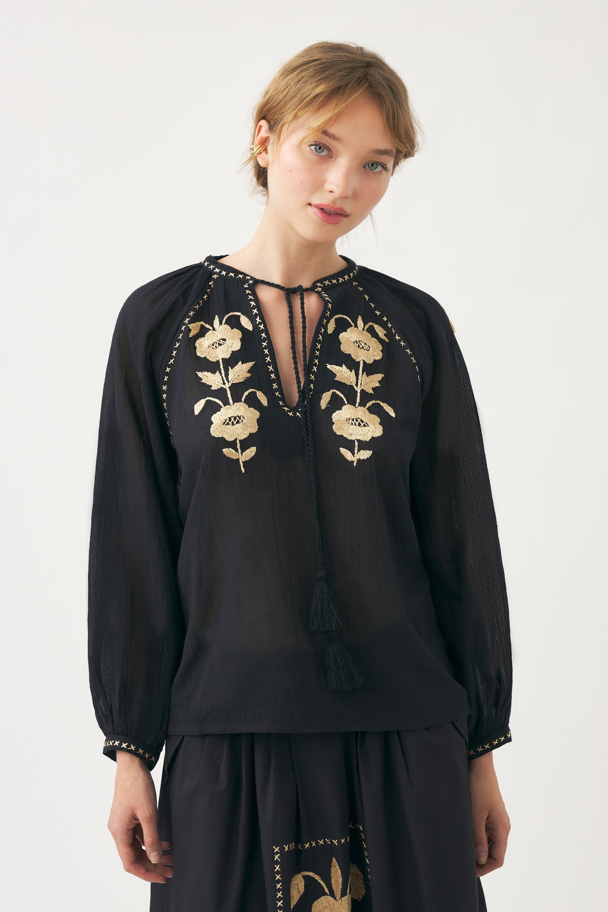 Blusa ricamata a mano in filo di seta Ila