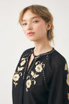 Bluse mit handgearbeiteter Stickerei aus Seidengarn Ila
