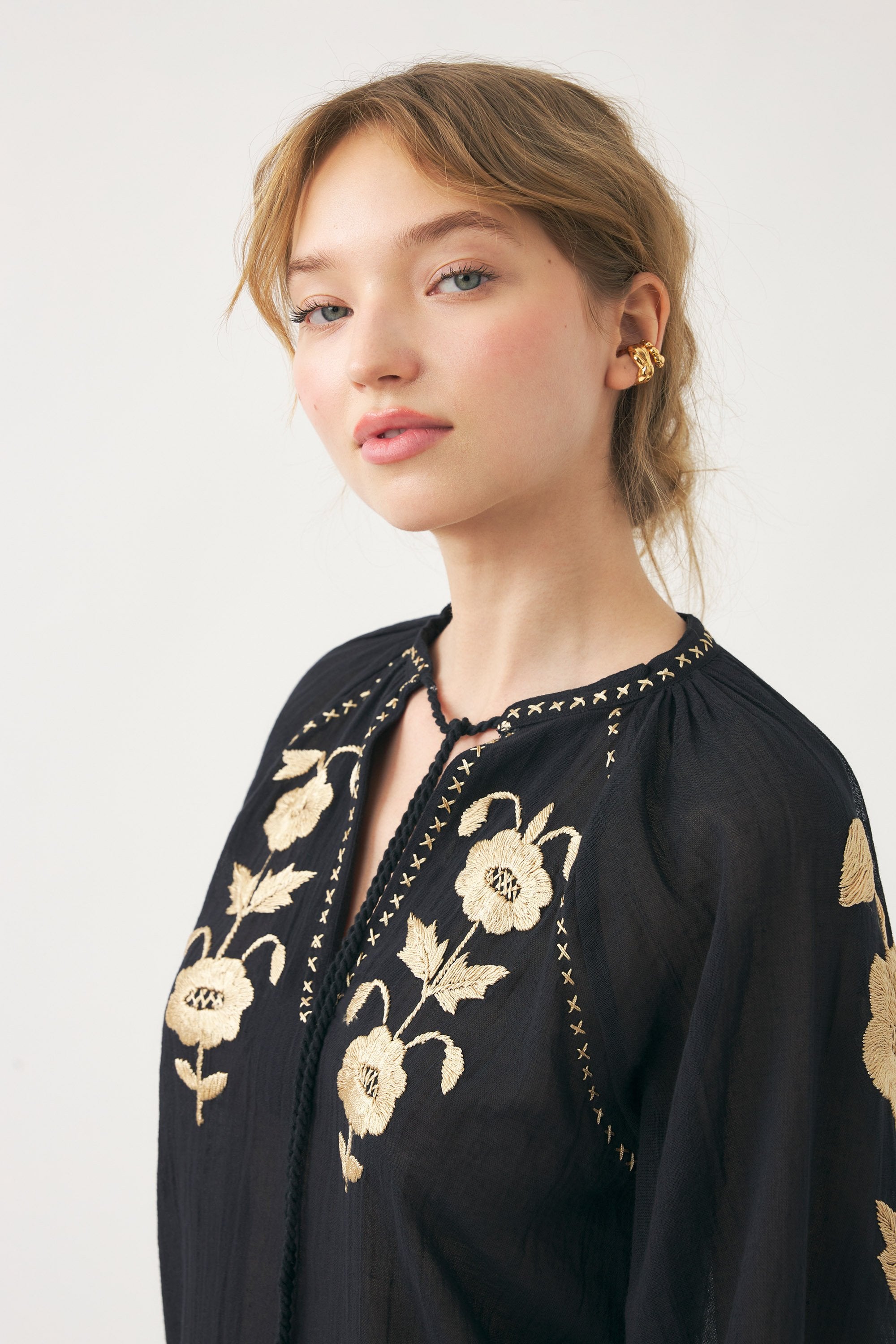 Blusa ricamata a mano in filo di seta Ila