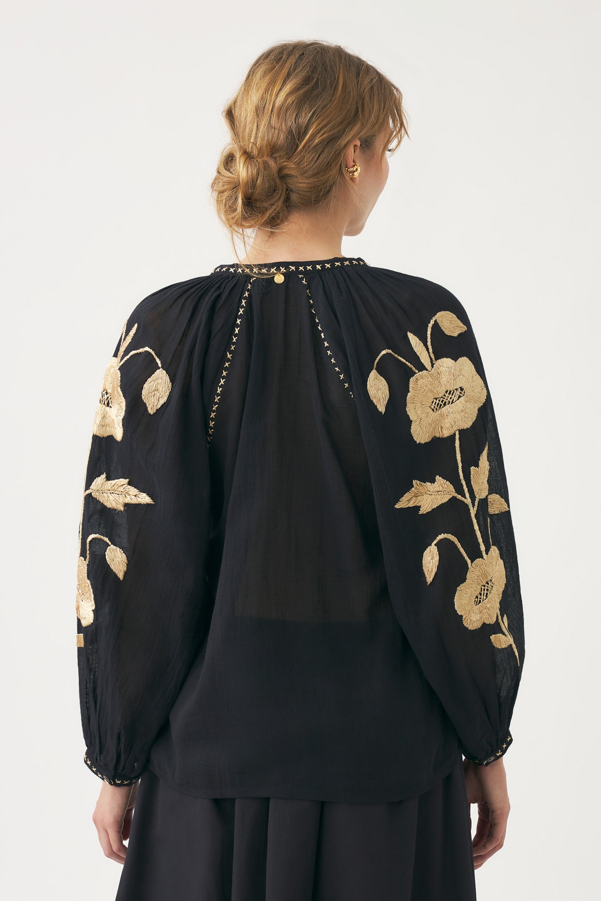 Blusa ricamata a mano in filo di seta Ila