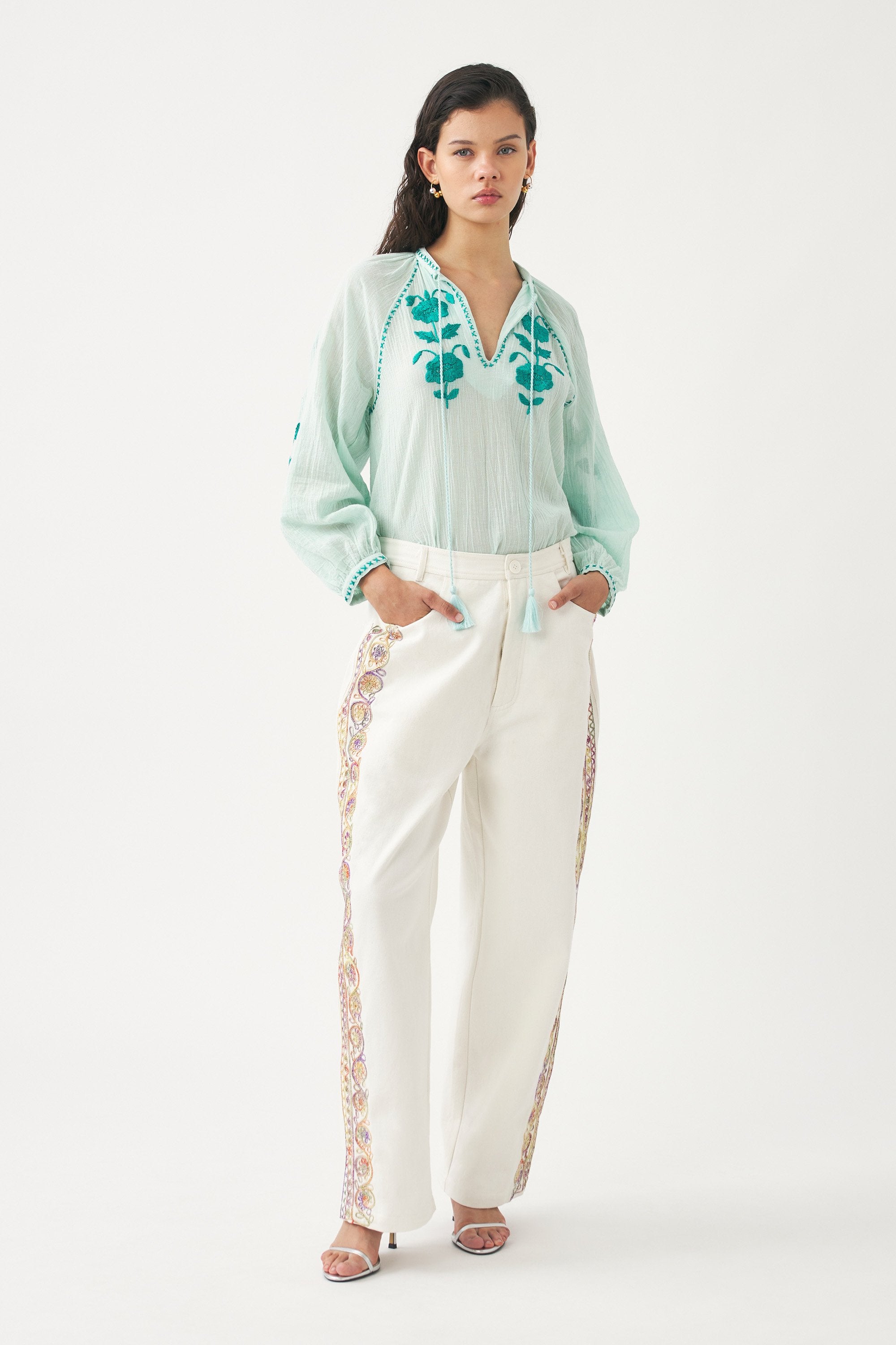 Blusa ricamata a mano in filo di seta Ila