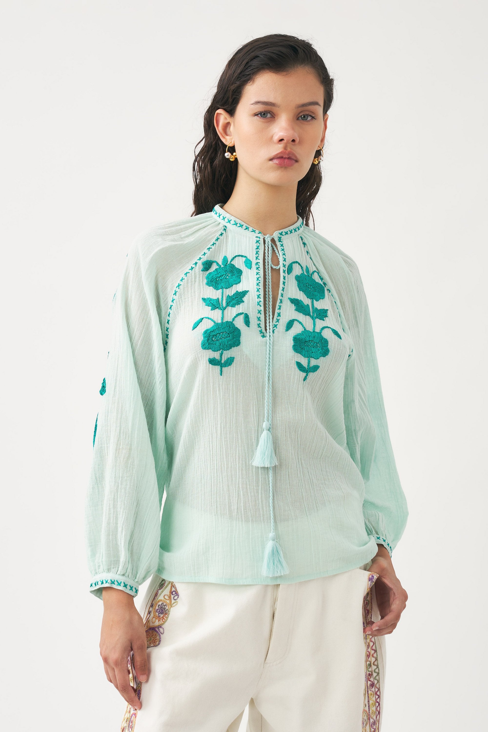 Blusa ricamata a mano in filo di seta Ila