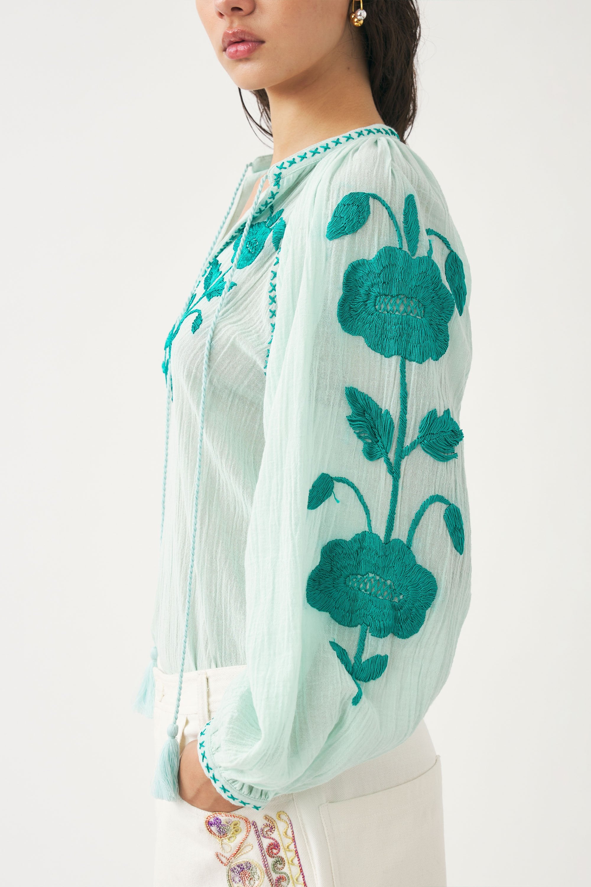 Blusa ricamata a mano in filo di seta Ila