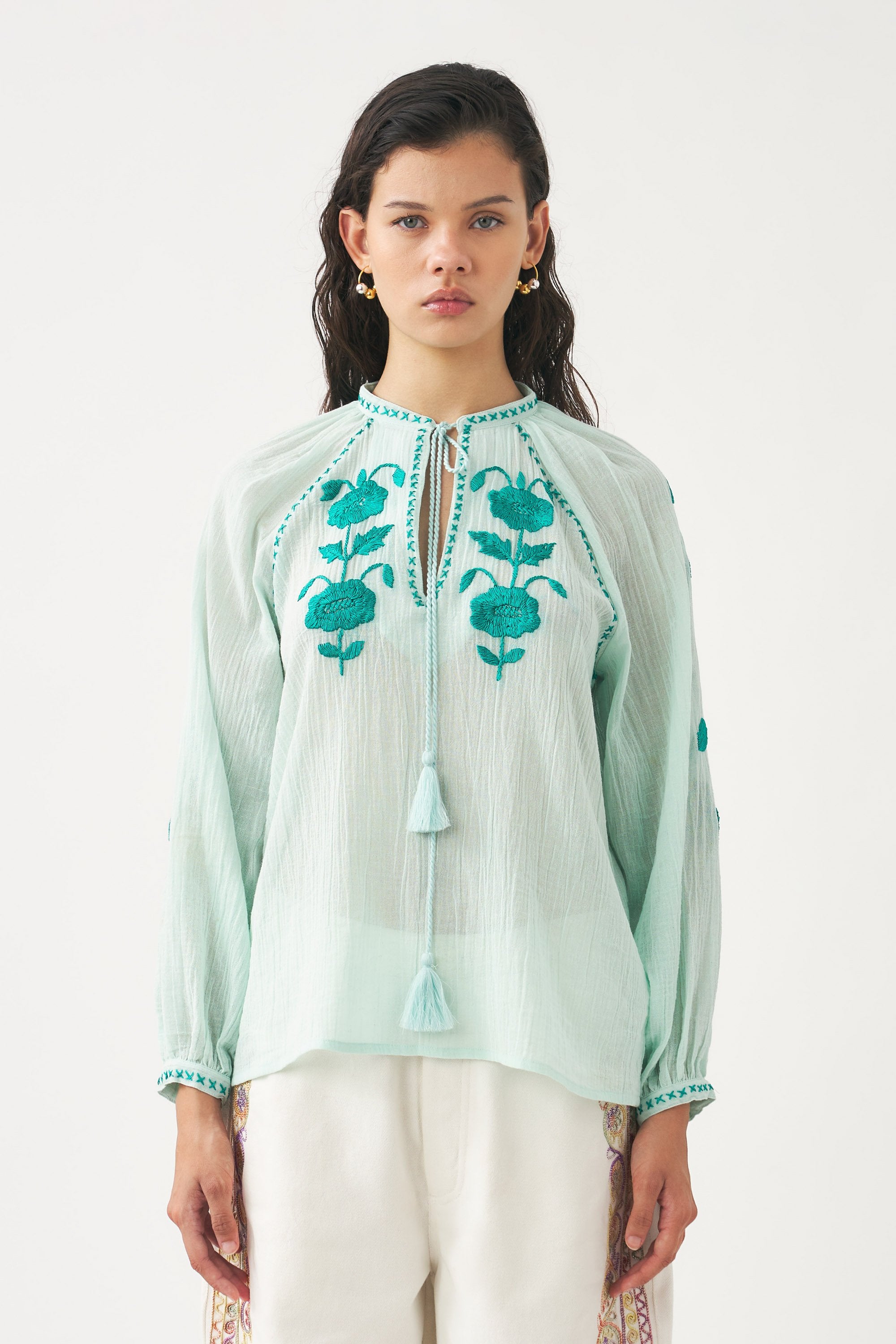 Blusa ricamata a mano in filo di seta Ila