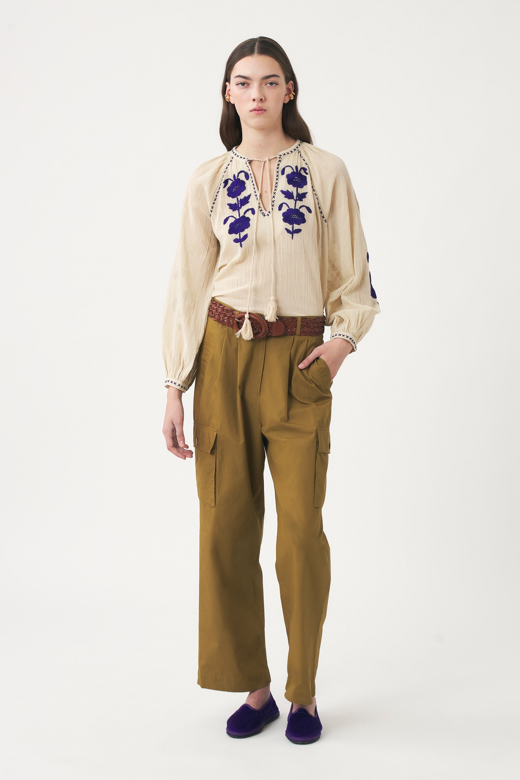 Blusa ricamata a mano in filo di seta Ila