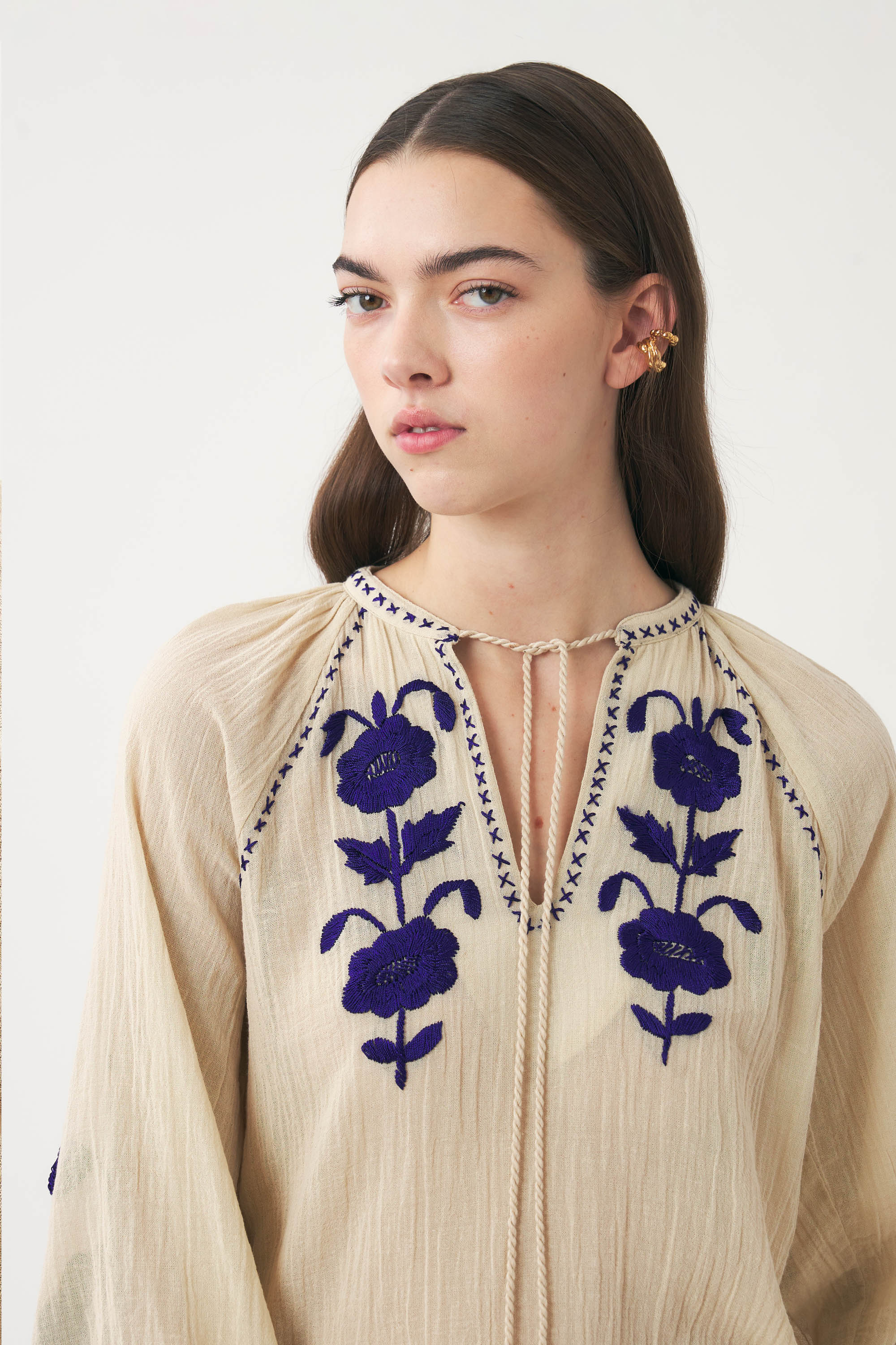 Blusa ricamata a mano in filo di seta Ila