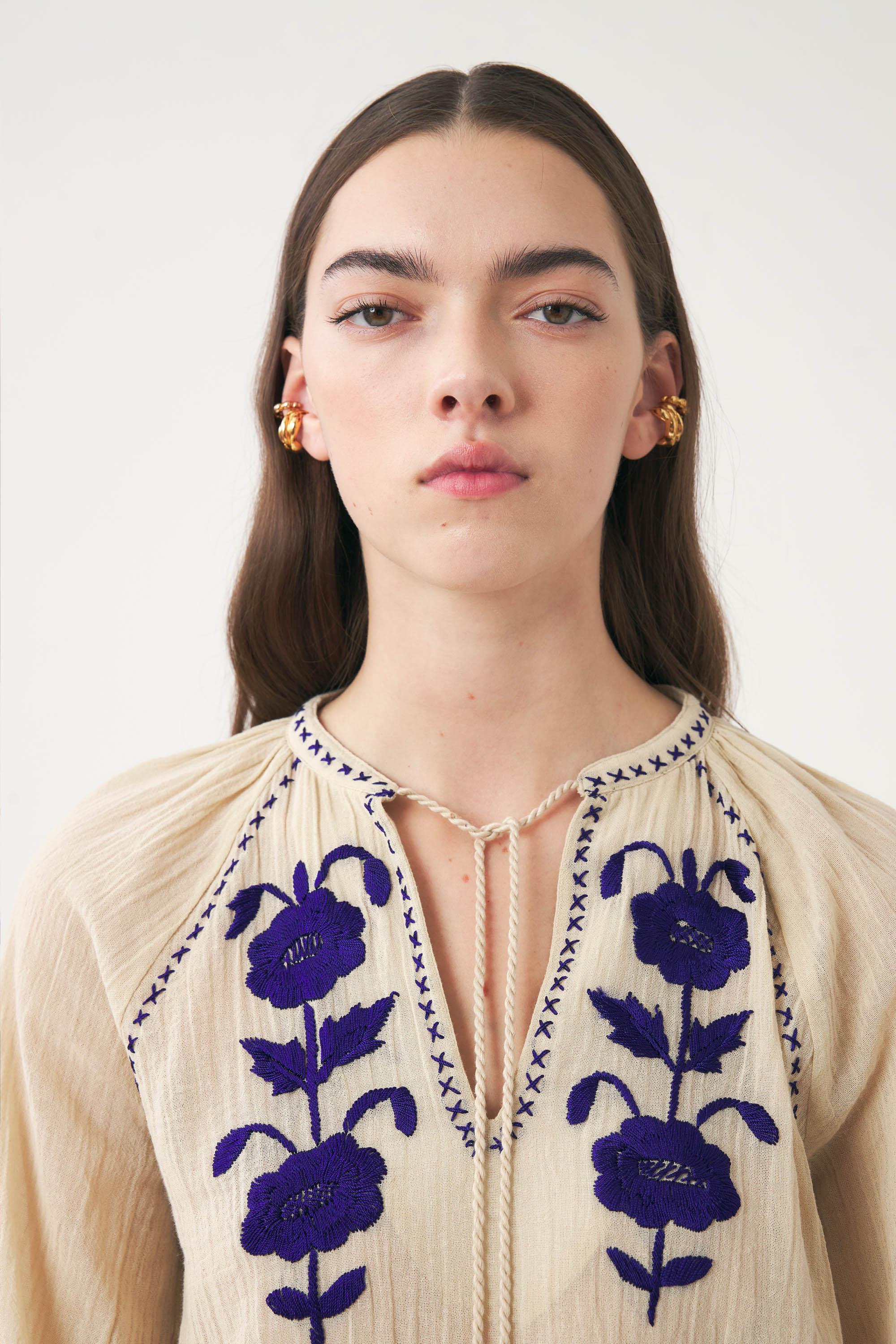 Blusa ricamata a mano in filo di seta Ila