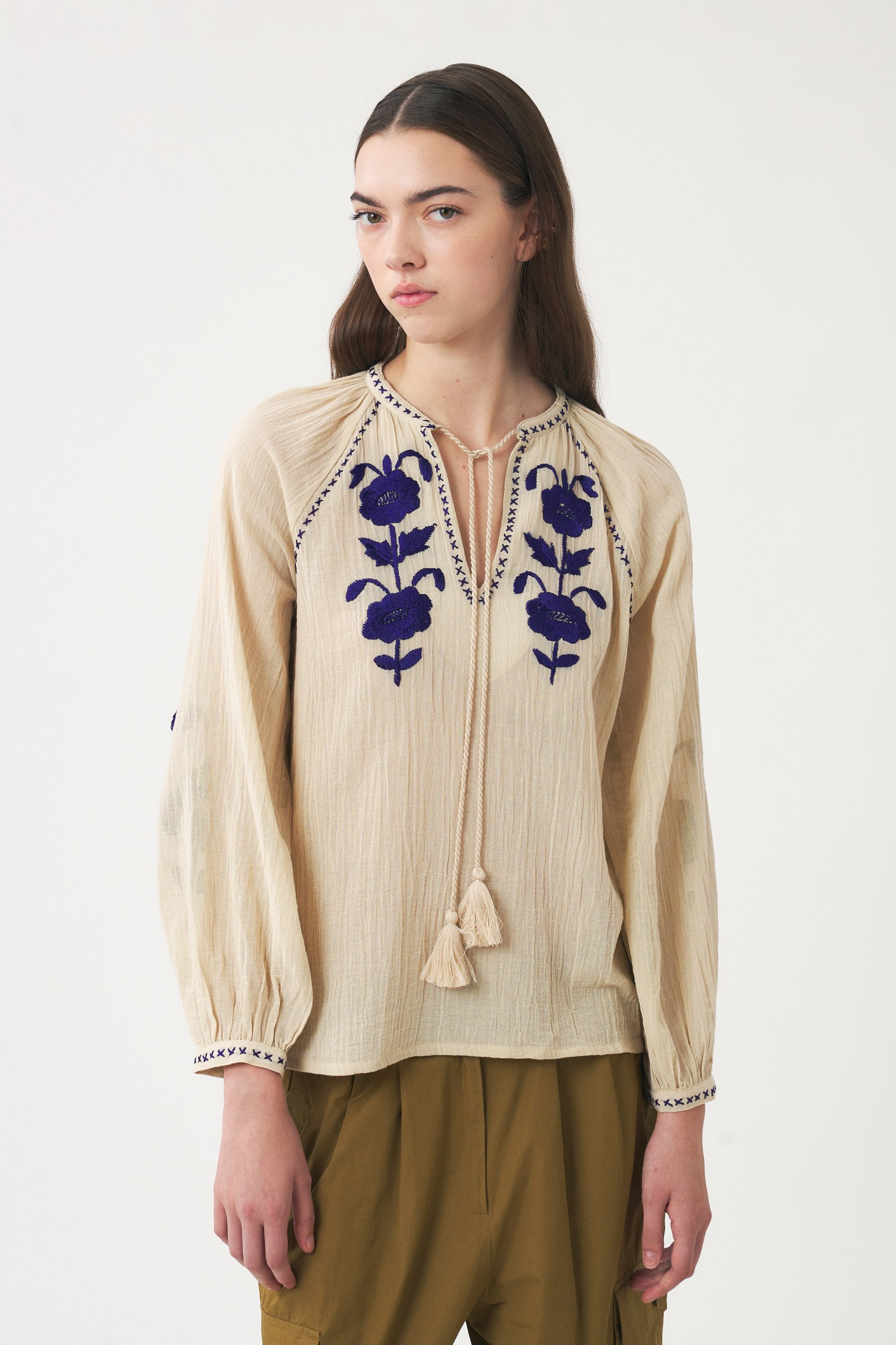 Blusa ricamata a mano in filo di seta Ila