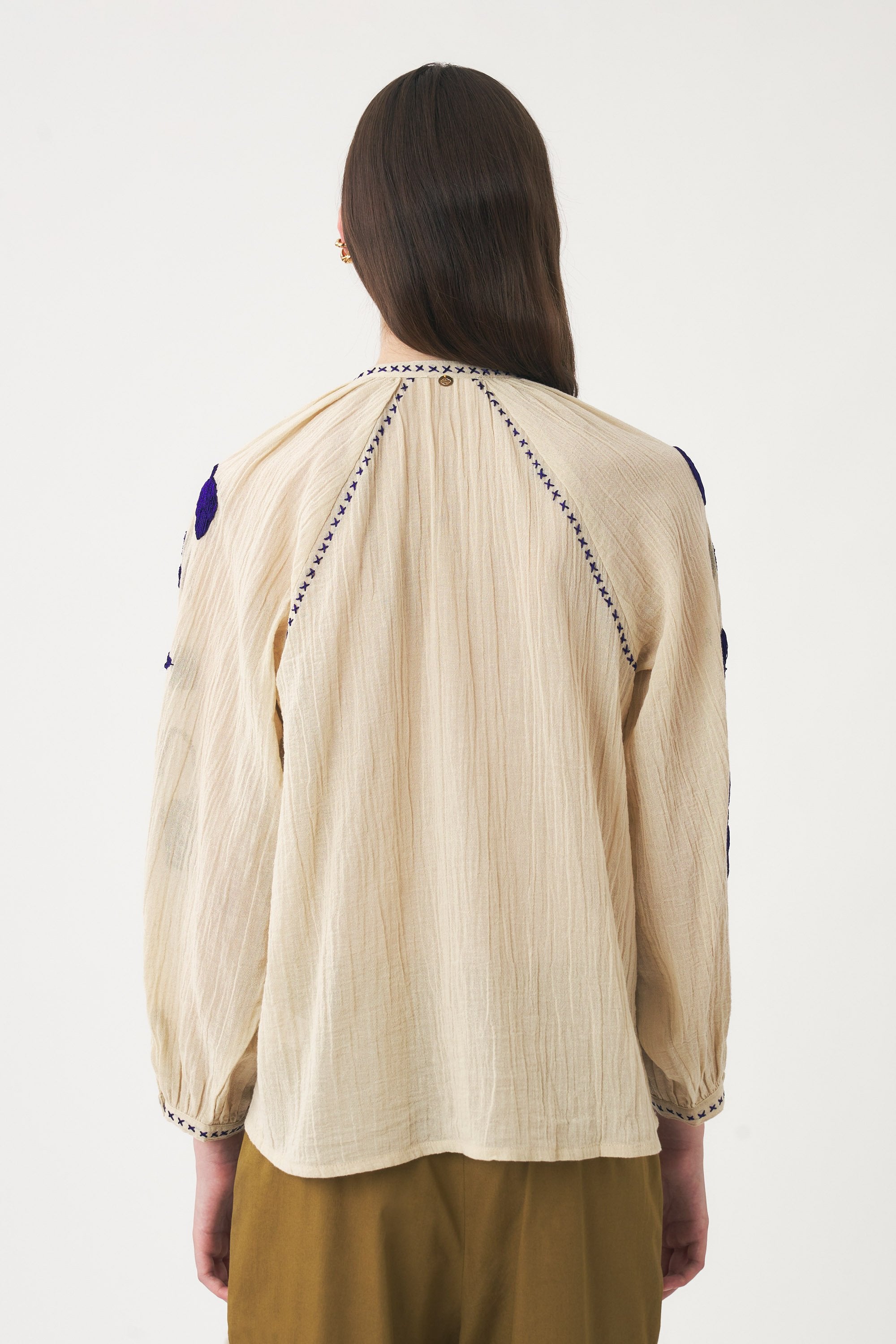 Blusa ricamata a mano in filo di seta Ila