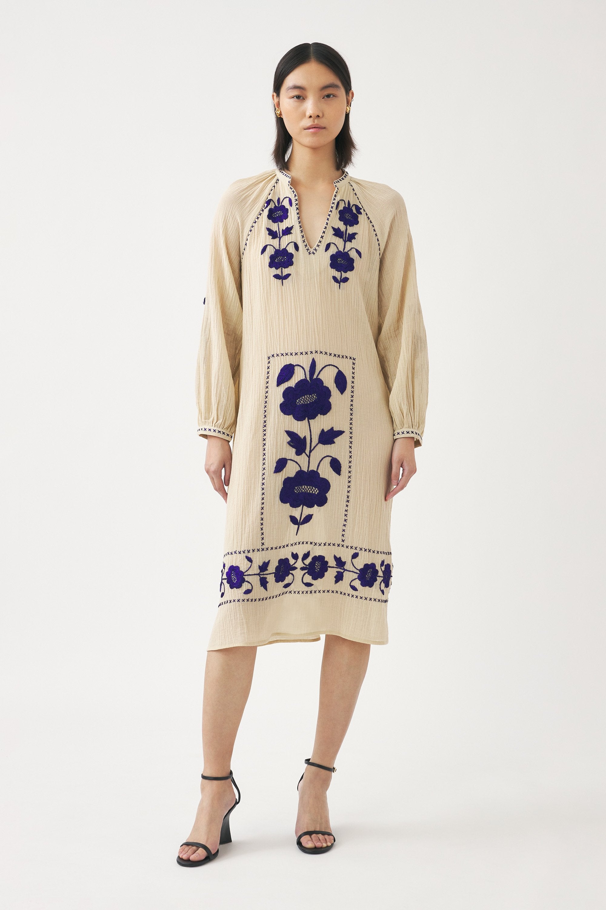 Dress with hand-embroidered silk details Ila