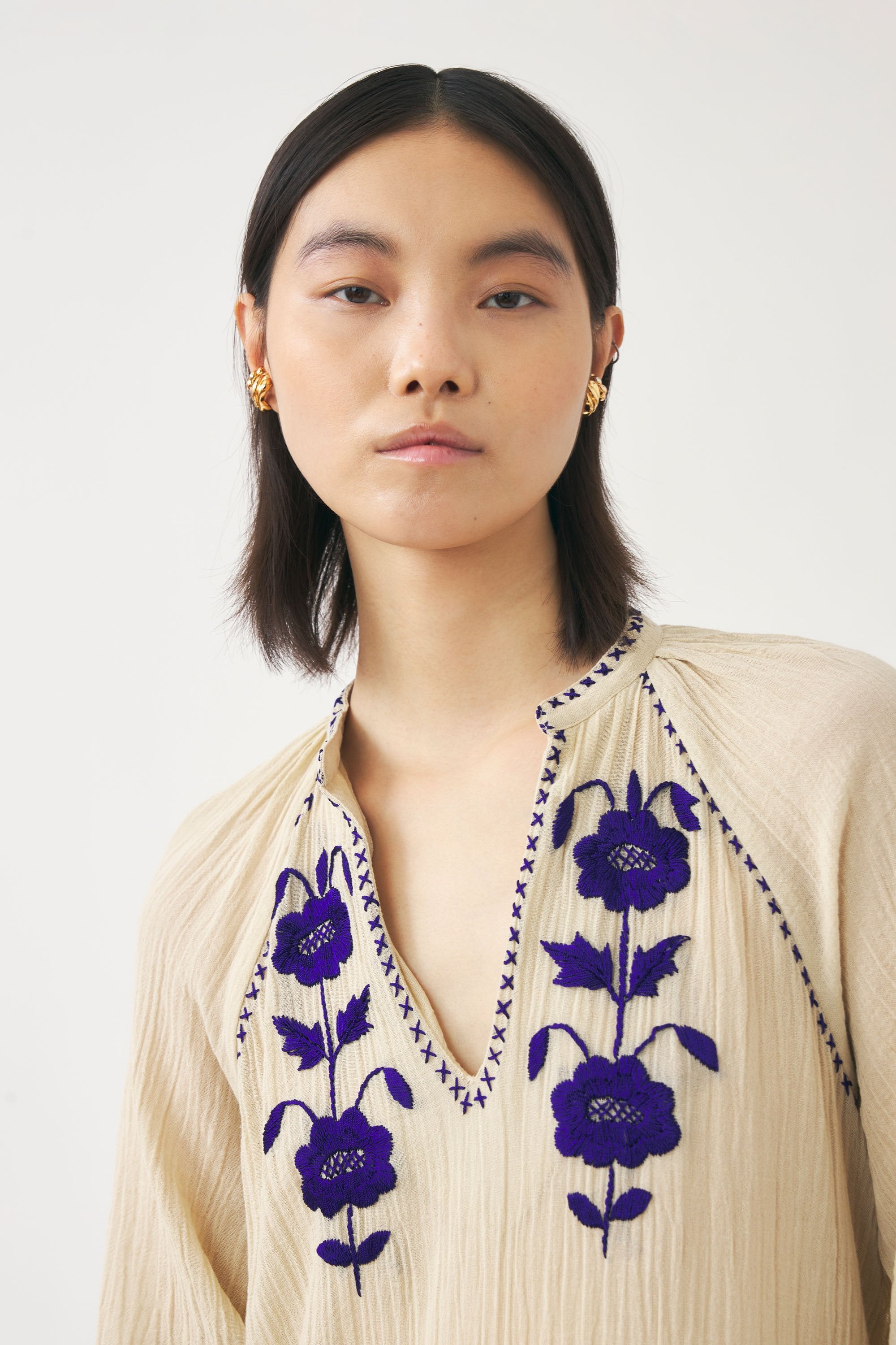 Dress with hand-embroidered silk details Ila