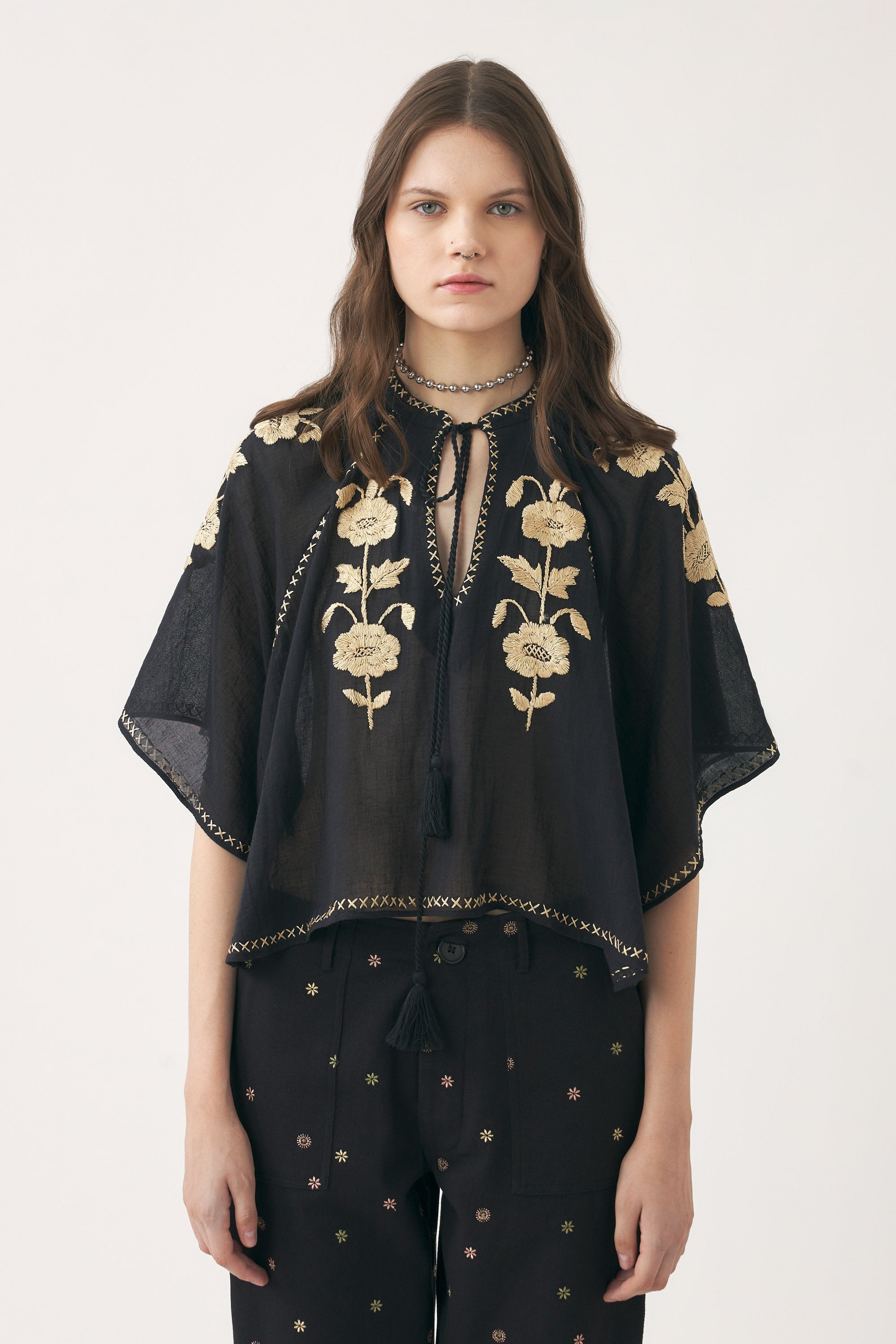 Mini caftan brodé à la main en soie Ila