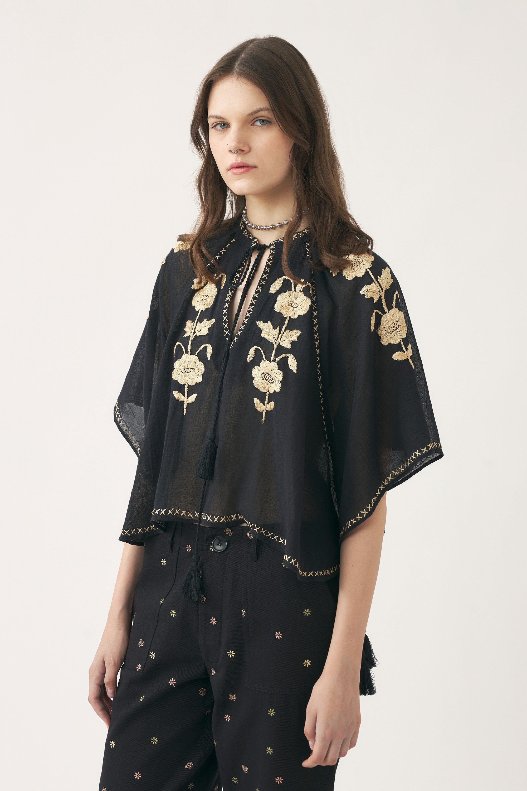 Mini caftan brodé à la main en soie Ila