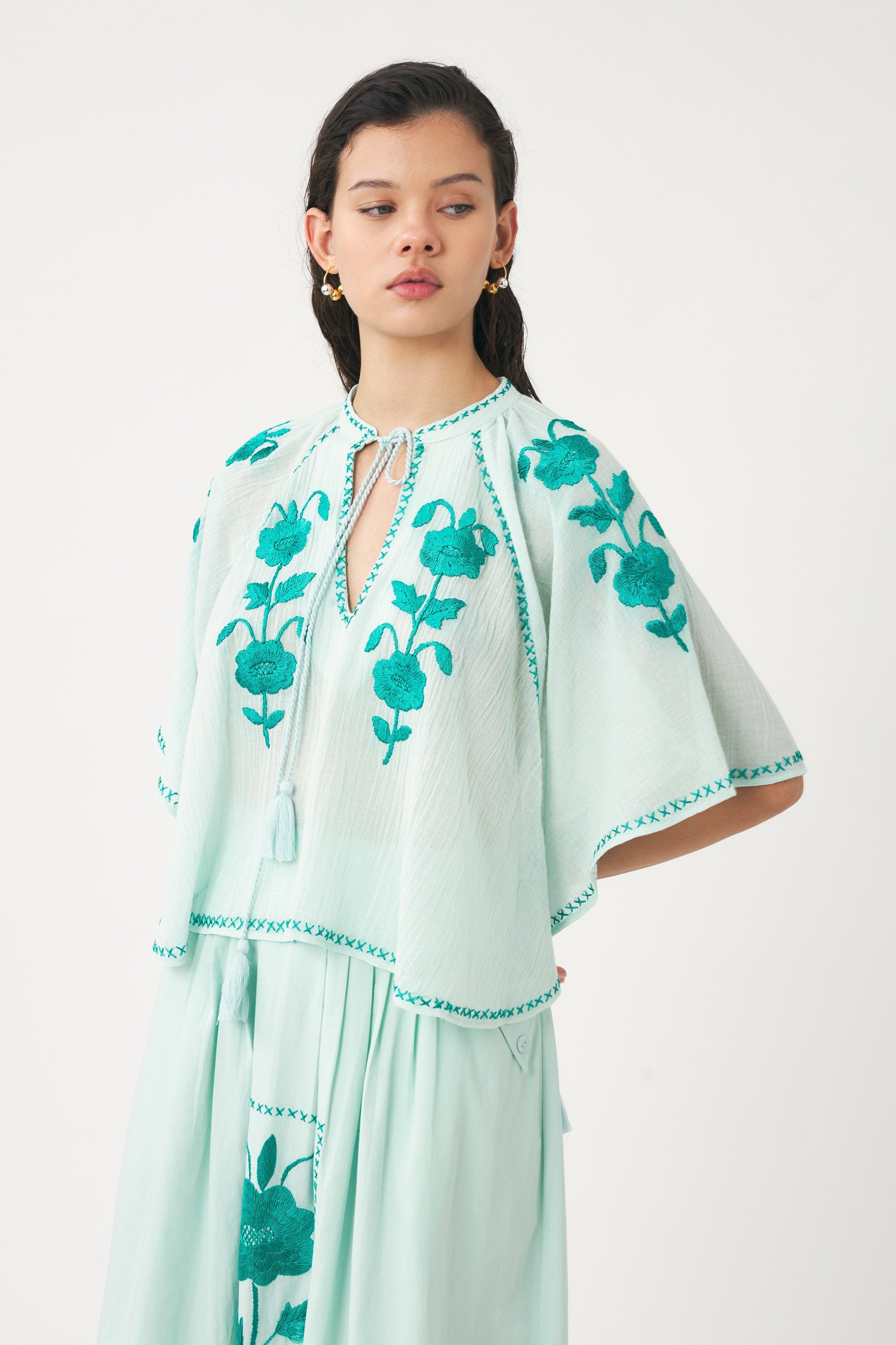 Mini caftan brodé à la main en soie Ila