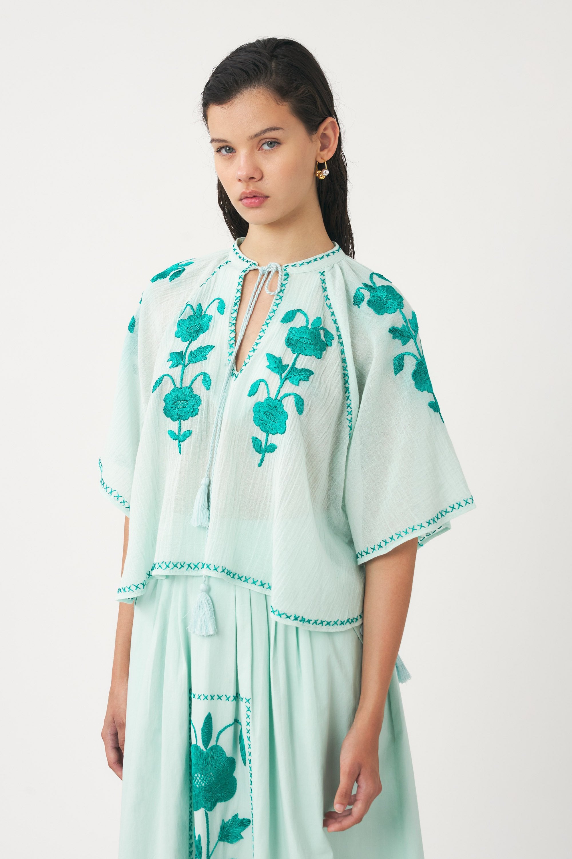 Mini caftan brodé à la main en soie Ila
