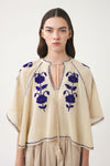 Von Hand mit Seidengarn bestickter Mini-Kaftan Ila