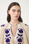 Von Hand mit Seidengarn bestickter Mini-Kaftan Ila