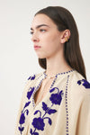 Von Hand mit Seidengarn bestickter Mini-Kaftan Ila